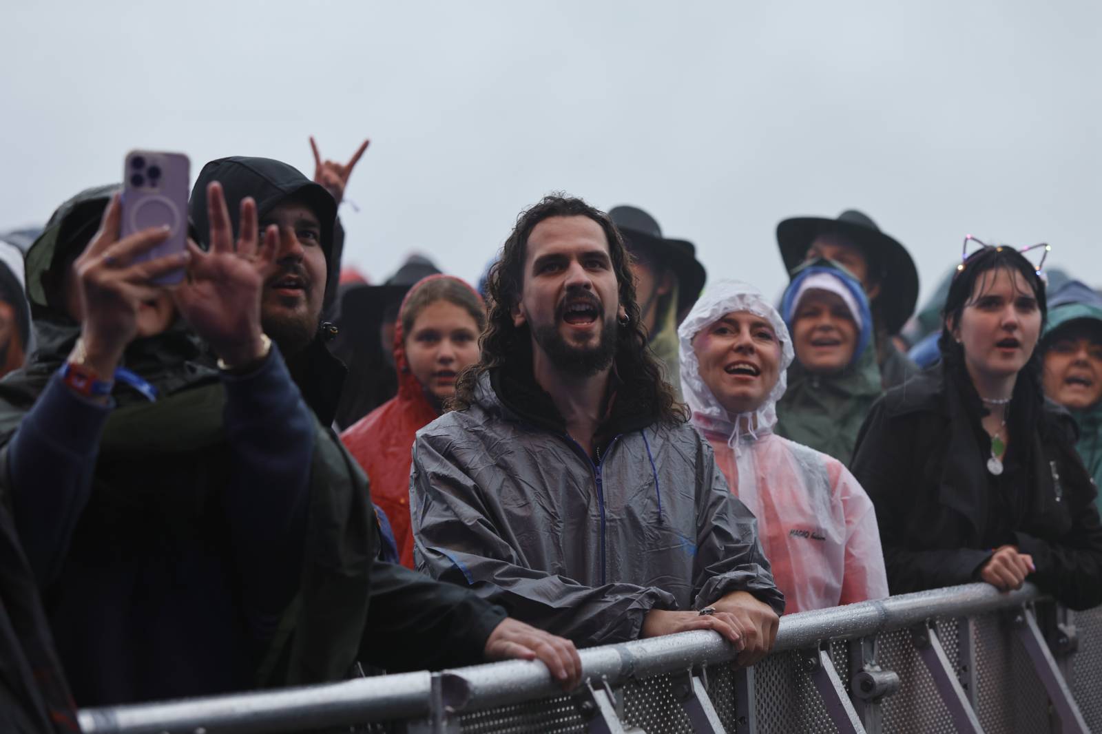 Kabát na Rožmberku vsadil na osvědčené hity, do davu hodil podepsaný klobouk. Wanastowi Vjecy si na přídavek pozvali Lucii