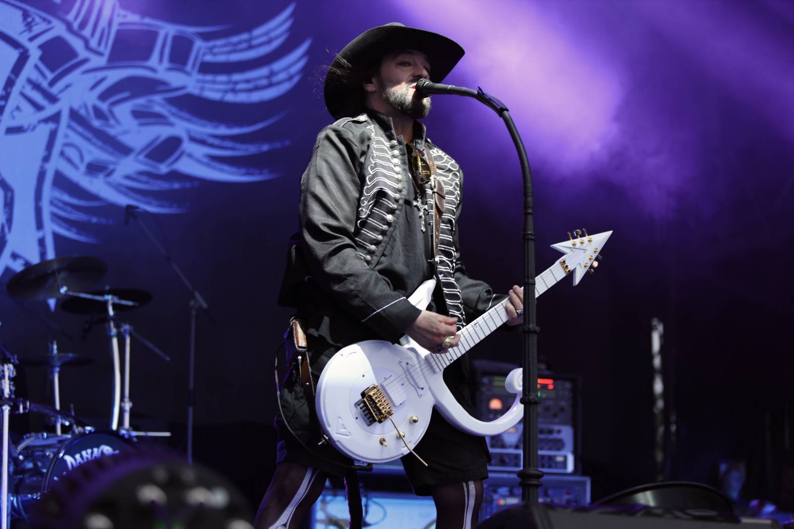 Kabát na Rožmberku vsadil na osvědčené hity, do davu hodil podepsaný klobouk. Wanastowi Vjecy si na přídavek pozvali Lucii