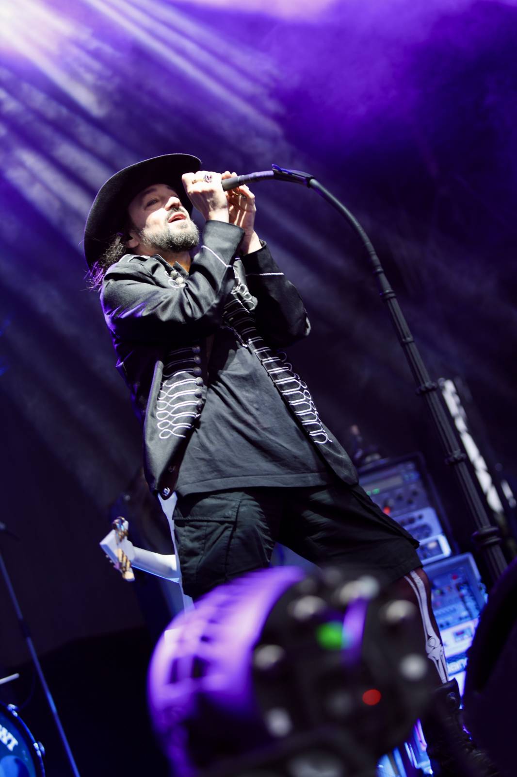 Kabát na Rožmberku vsadil na osvědčené hity, do davu hodil podepsaný klobouk. Wanastowi Vjecy si na přídavek pozvali Lucii