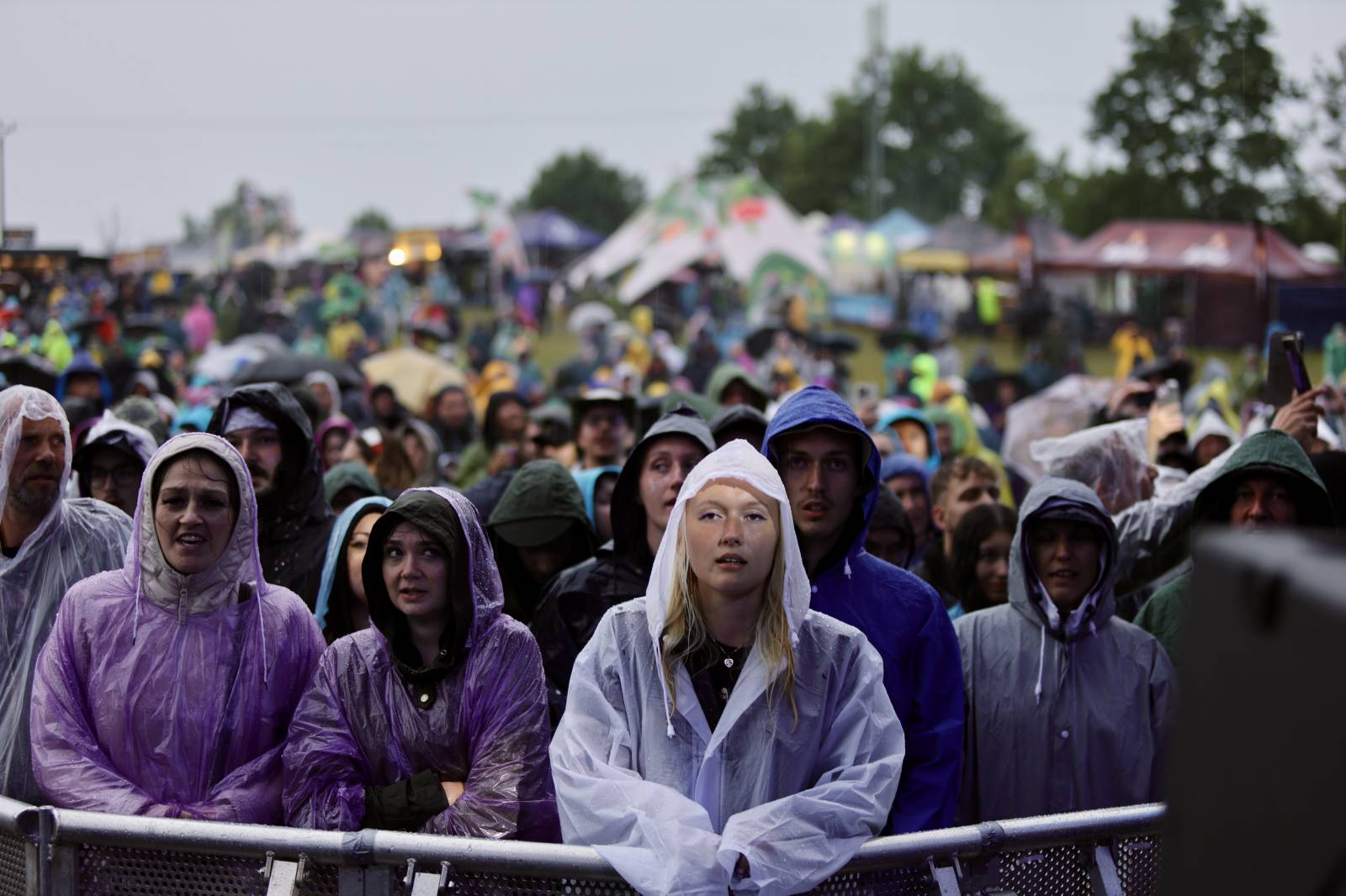 Kabát na Rožmberku vsadil na osvědčené hity, do davu hodil podepsaný klobouk. Wanastowi Vjecy si na přídavek pozvali Lucii