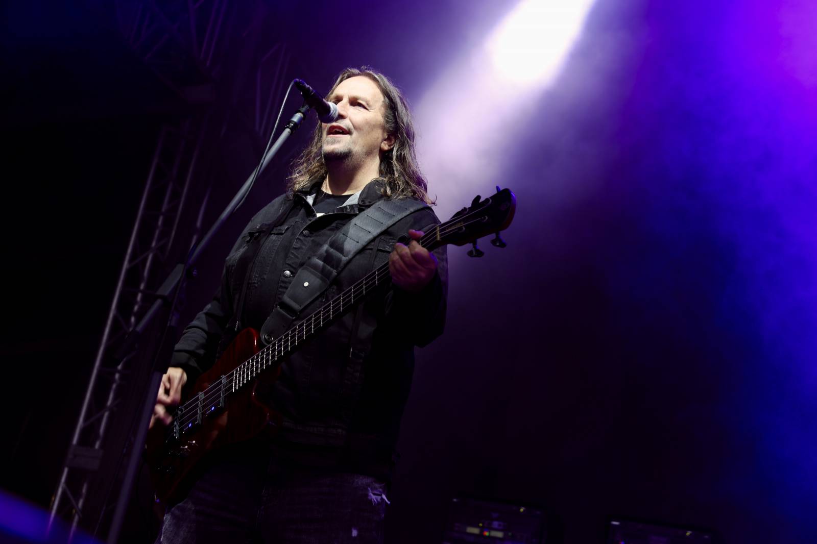 Kabát na Rožmberku vsadil na osvědčené hity, do davu hodil podepsaný klobouk. Wanastowi Vjecy si na přídavek pozvali Lucii