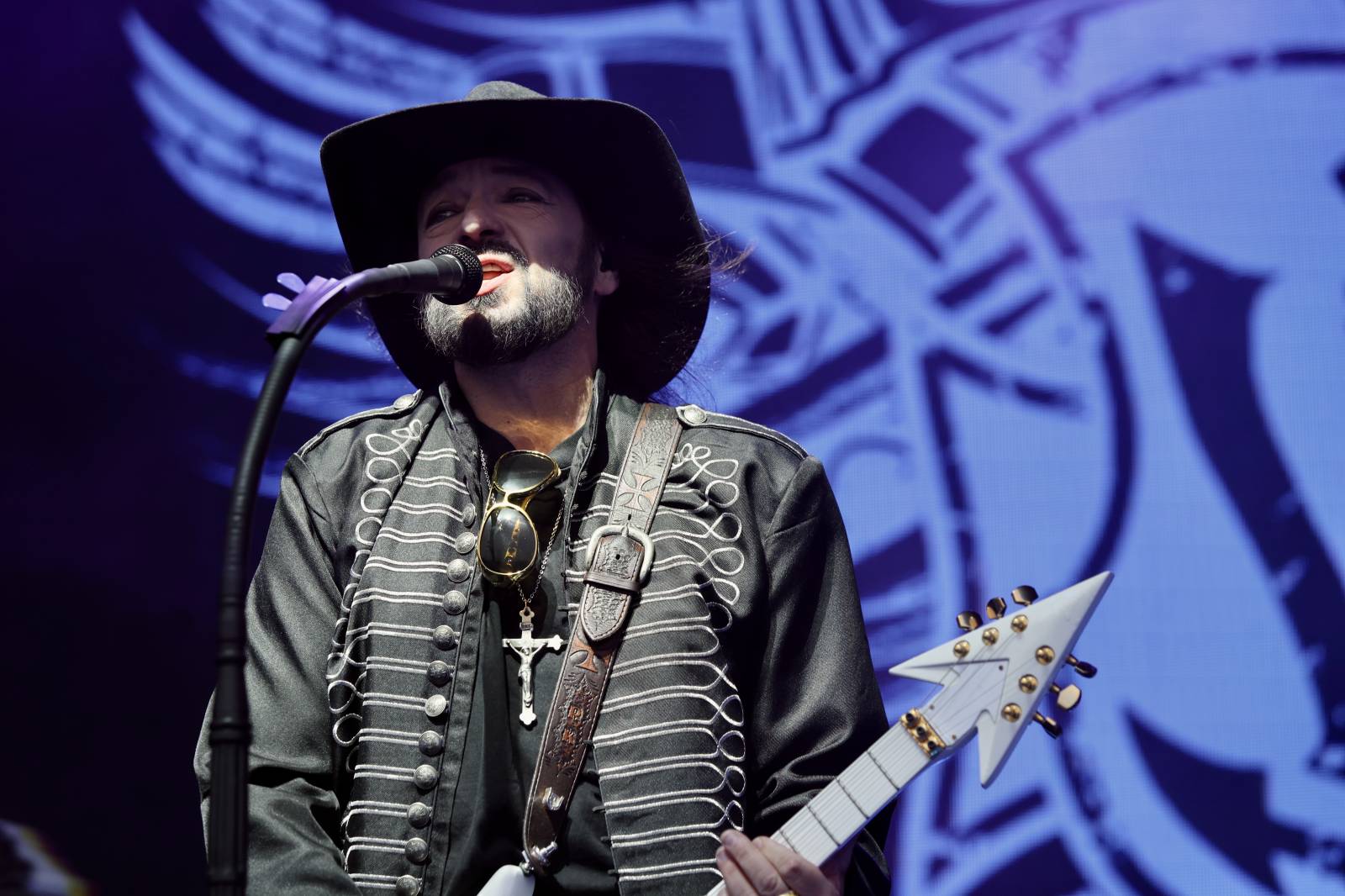 Kabát na Rožmberku vsadil na osvědčené hity, do davu hodil podepsaný klobouk. Wanastowi Vjecy si na přídavek pozvali Lucii