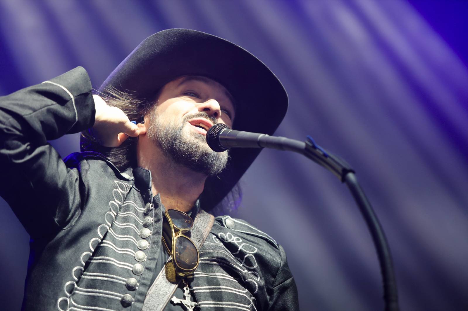 Kabát na Rožmberku vsadil na osvědčené hity, do davu hodil podepsaný klobouk. Wanastowi Vjecy si na přídavek pozvali Lucii