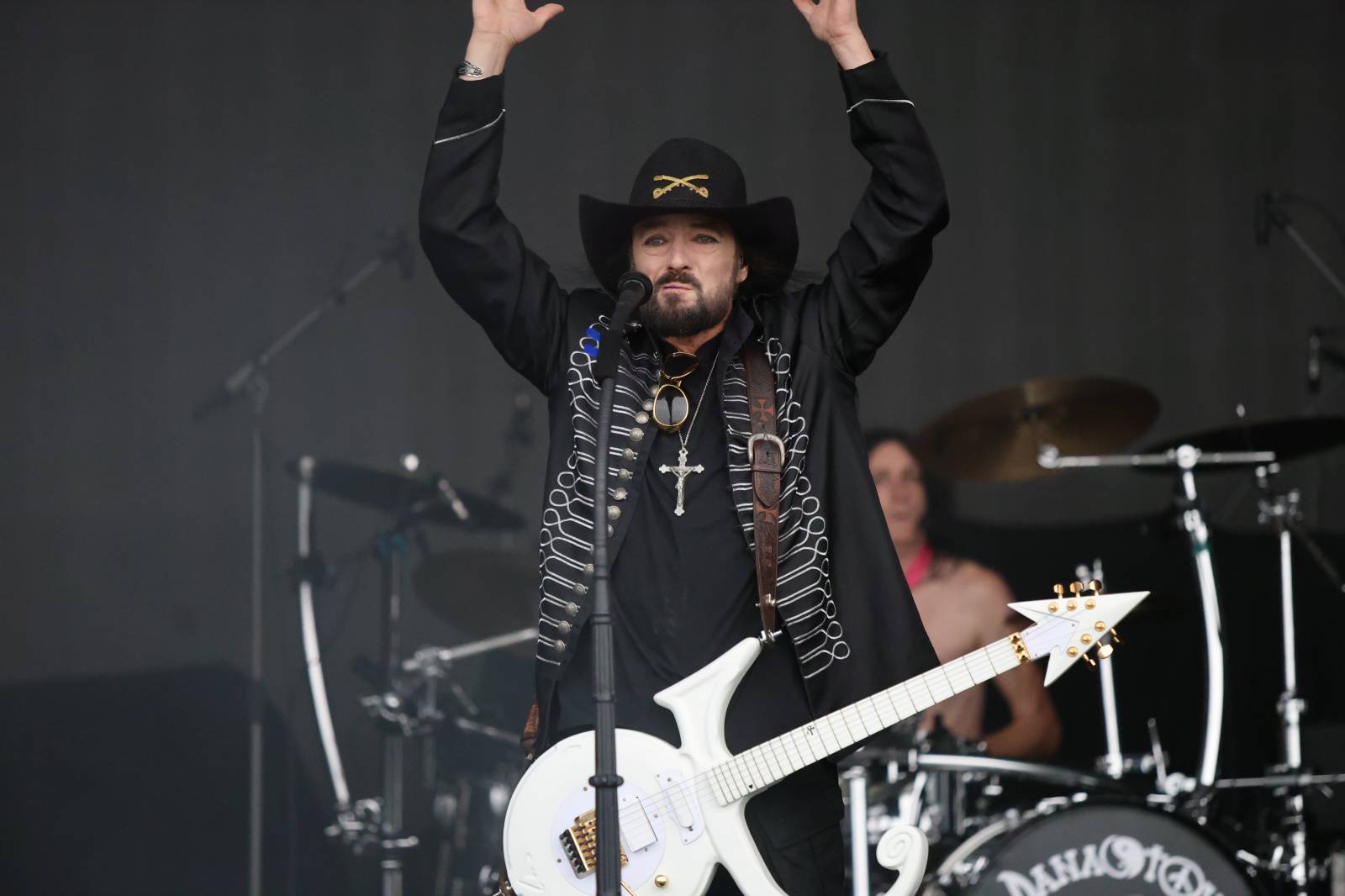 Kabát na Rožmberku vsadil na osvědčené hity, do davu hodil podepsaný klobouk. Wanastowi Vjecy si na přídavek pozvali Lucii