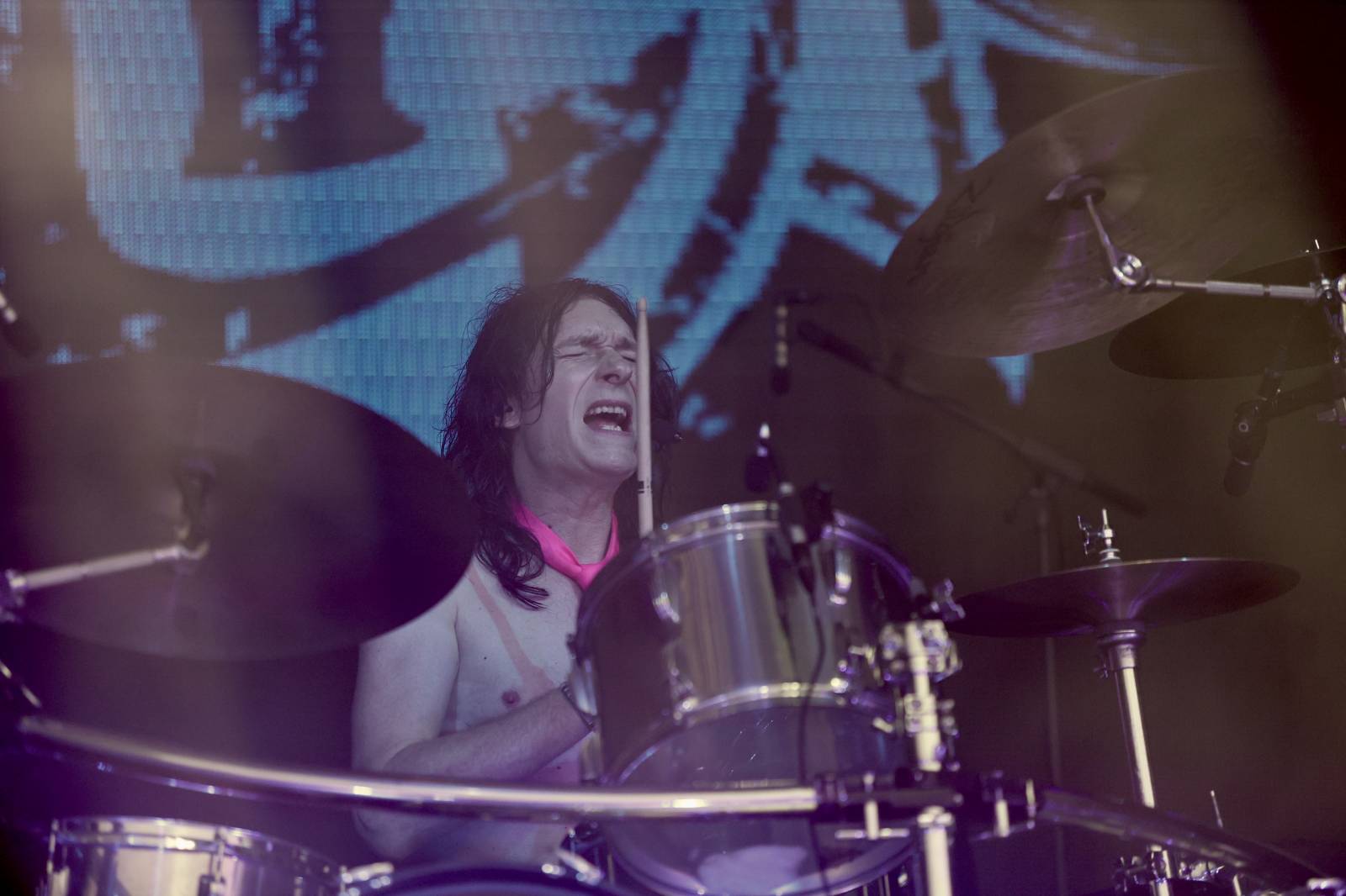 Kabát na Rožmberku vsadil na osvědčené hity, do davu hodil podepsaný klobouk. Wanastowi Vjecy si na přídavek pozvali Lucii