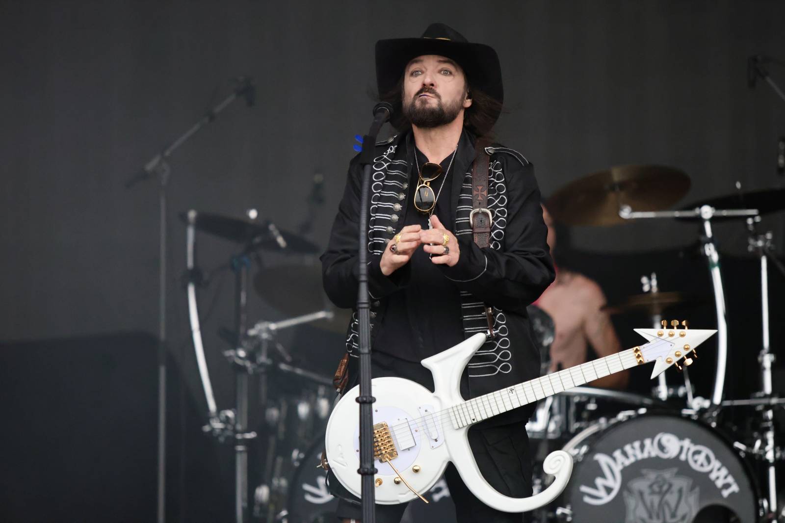 Kabát na Rožmberku vsadil na osvědčené hity, do davu hodil podepsaný klobouk. Wanastowi Vjecy si na přídavek pozvali Lucii