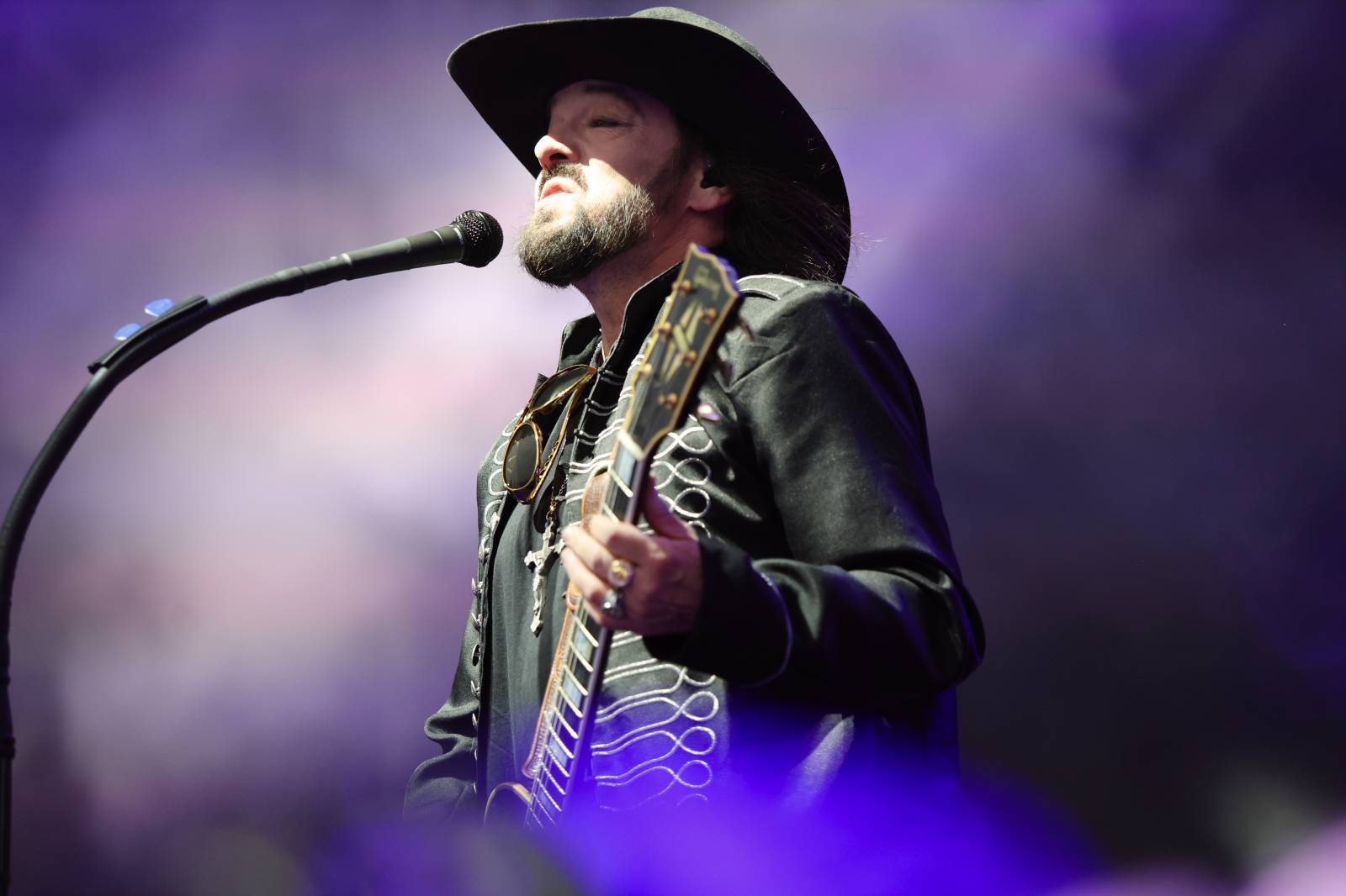 Kabát na Rožmberku vsadil na osvědčené hity, do davu hodil podepsaný klobouk. Wanastowi Vjecy si na přídavek pozvali Lucii