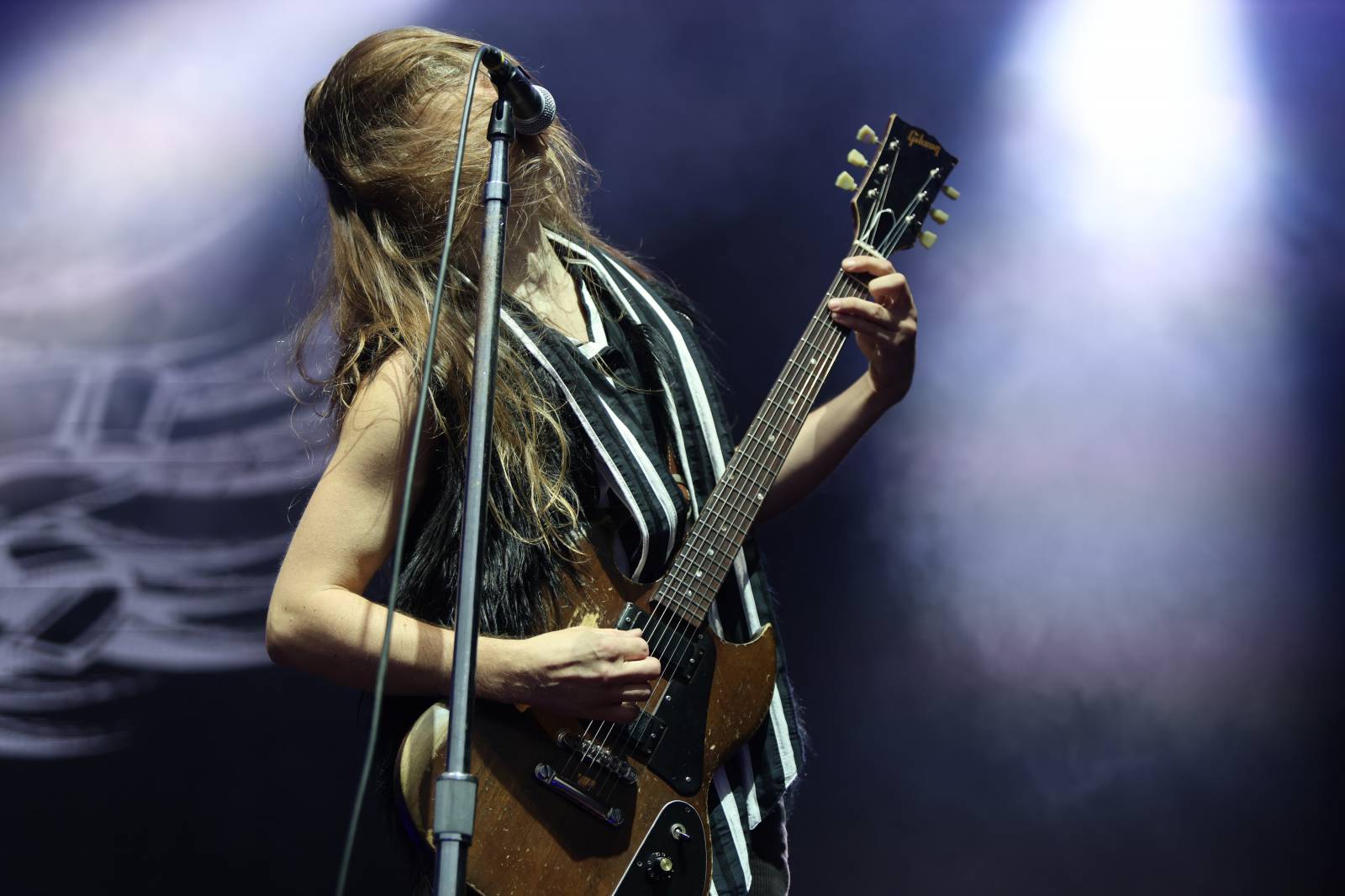 Kabát na Rožmberku vsadil na osvědčené hity, do davu hodil podepsaný klobouk. Wanastowi Vjecy si na přídavek pozvali Lucii