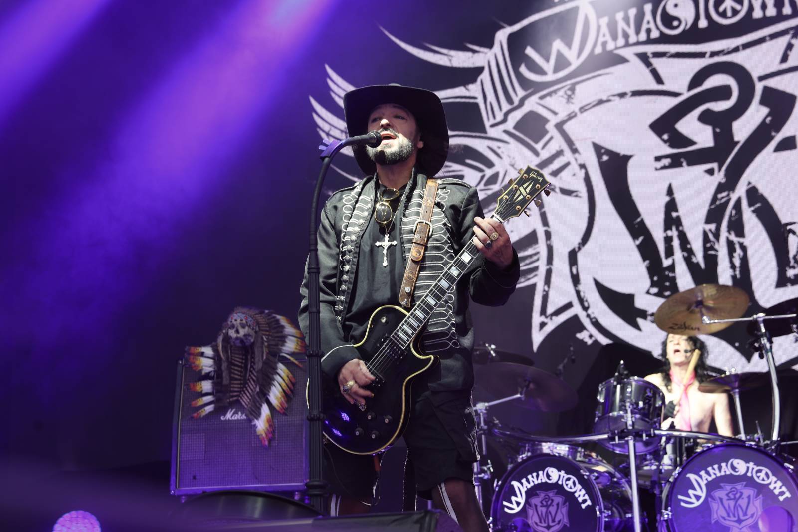 Kabát na Rožmberku vsadil na osvědčené hity, do davu hodil podepsaný klobouk. Wanastowi Vjecy si na přídavek pozvali Lucii