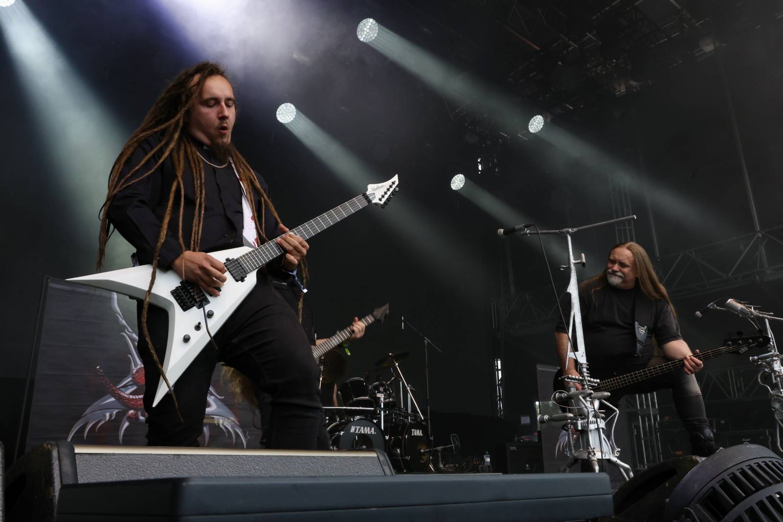 Kabát na Rožmberku vsadil na osvědčené hity, do davu hodil podepsaný klobouk. Wanastowi Vjecy si na přídavek pozvali Lucii