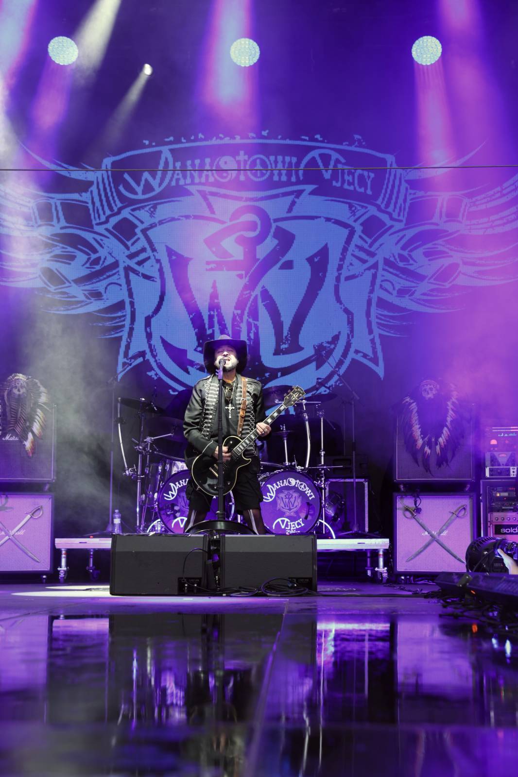 Kabát na Rožmberku vsadil na osvědčené hity, do davu hodil podepsaný klobouk. Wanastowi Vjecy si na přídavek pozvali Lucii