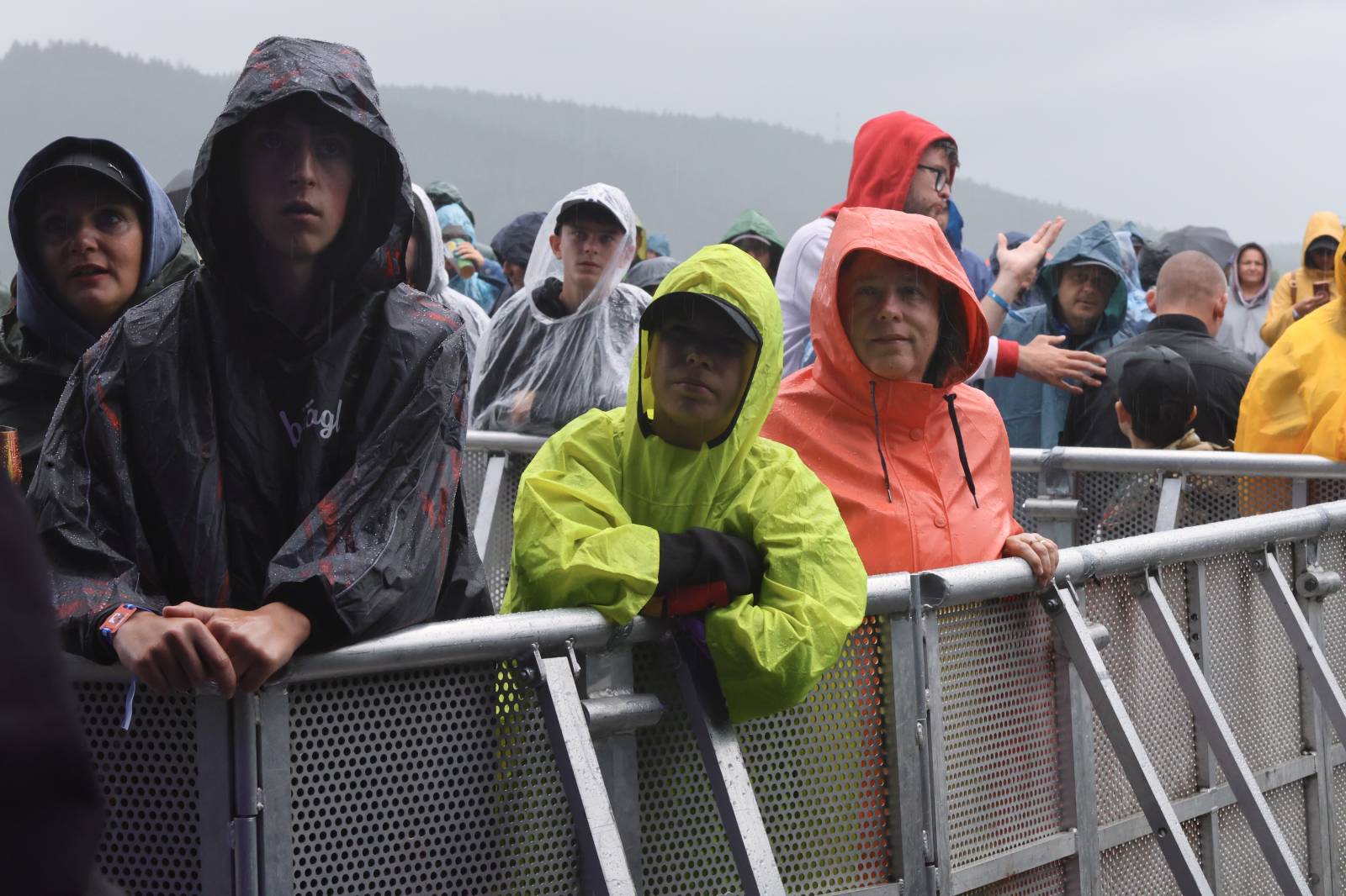 Kabát na Rožmberku vsadil na osvědčené hity, do davu hodil podepsaný klobouk. Wanastowi Vjecy si na přídavek pozvali Lucii