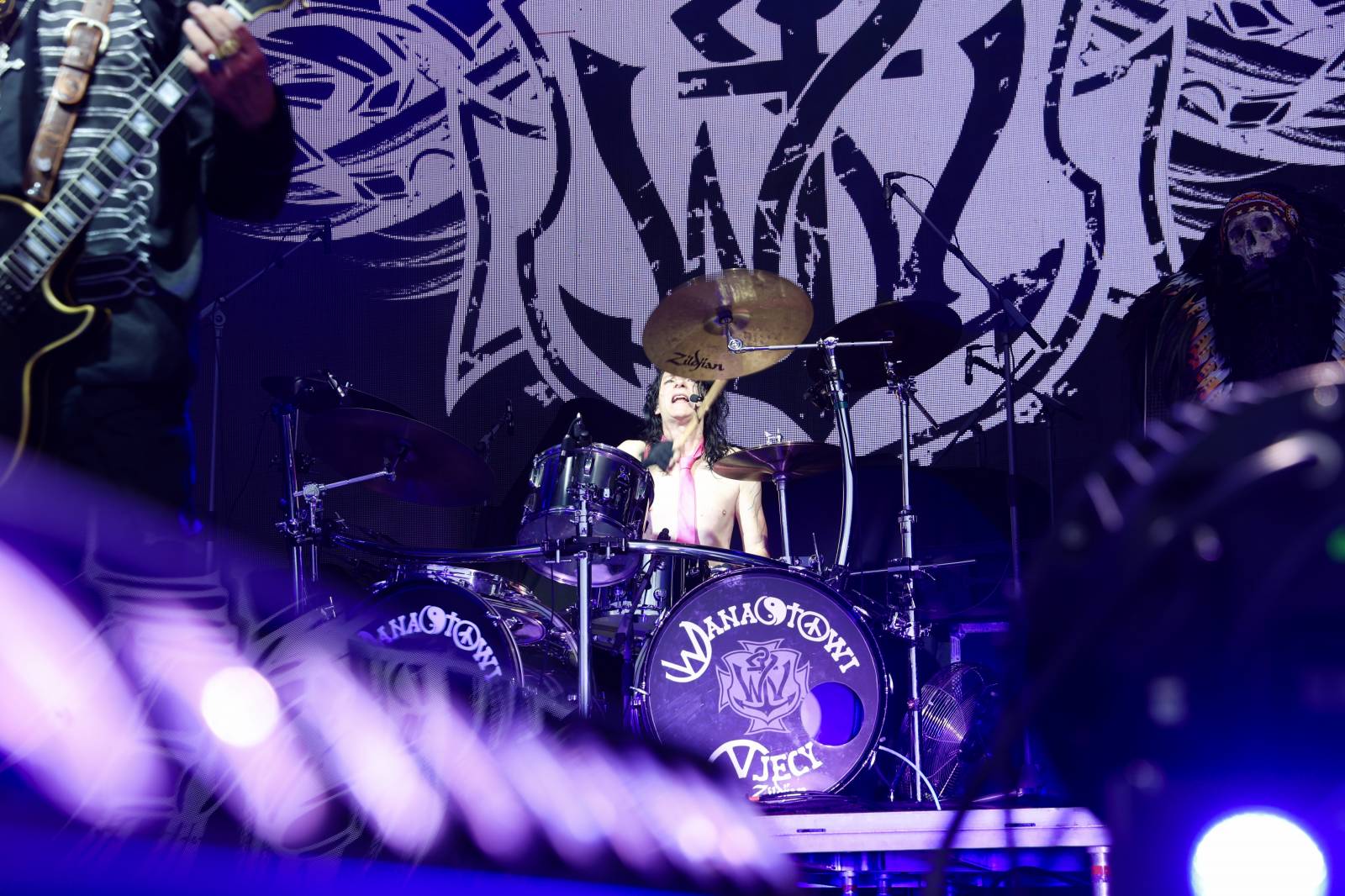 Kabát na Rožmberku vsadil na osvědčené hity, do davu hodil podepsaný klobouk. Wanastowi Vjecy si na přídavek pozvali Lucii