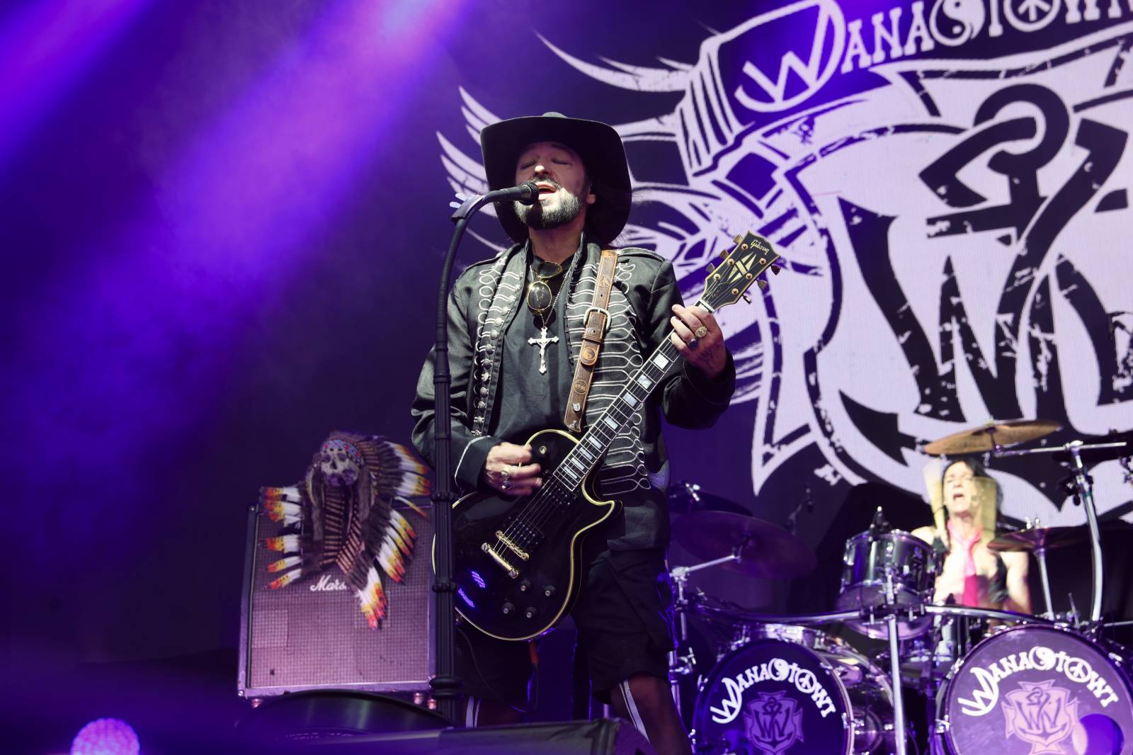 Kabát na Rožmberku vsadil na osvědčené hity, do davu hodil podepsaný klobouk. Wanastowi Vjecy si na přídavek pozvali Lucii