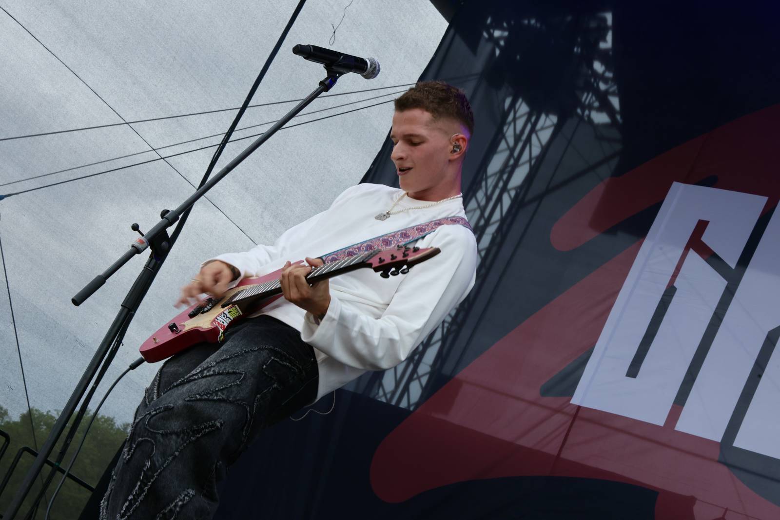 Kabát na Rožmberku vsadil na osvědčené hity, do davu hodil podepsaný klobouk. Wanastowi Vjecy si na přídavek pozvali Lucii