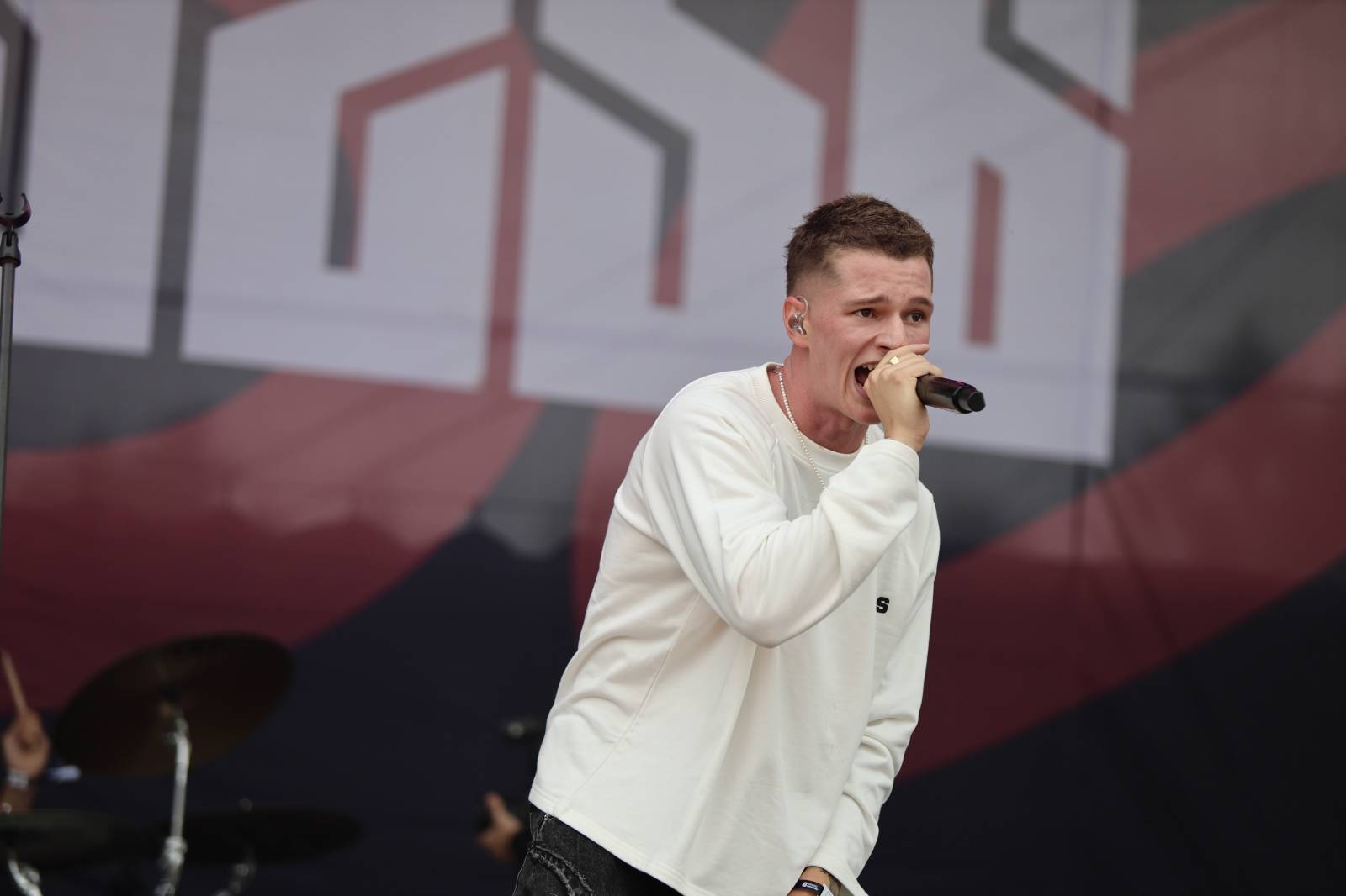 Kabát na Rožmberku vsadil na osvědčené hity, do davu hodil podepsaný klobouk. Wanastowi Vjecy si na přídavek pozvali Lucii