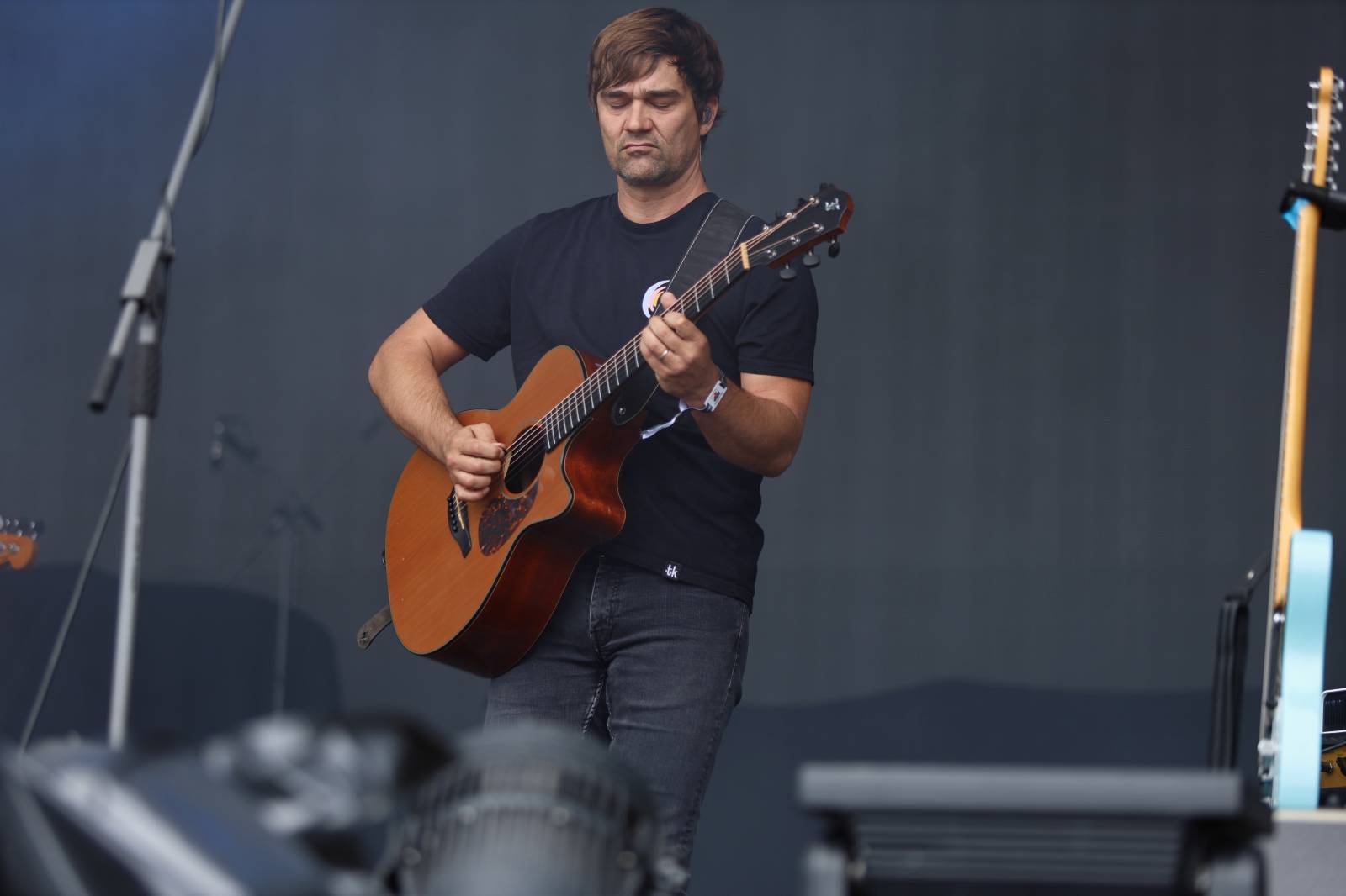 Kabát na Rožmberku vsadil na osvědčené hity, do davu hodil podepsaný klobouk. Wanastowi Vjecy si na přídavek pozvali Lucii