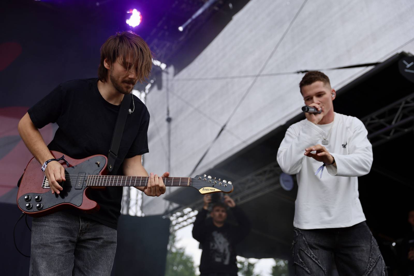 Kabát na Rožmberku vsadil na osvědčené hity, do davu hodil podepsaný klobouk. Wanastowi Vjecy si na přídavek pozvali Lucii