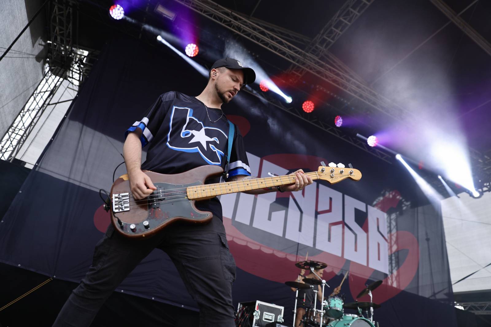 Kabát na Rožmberku vsadil na osvědčené hity, do davu hodil podepsaný klobouk. Wanastowi Vjecy si na přídavek pozvali Lucii