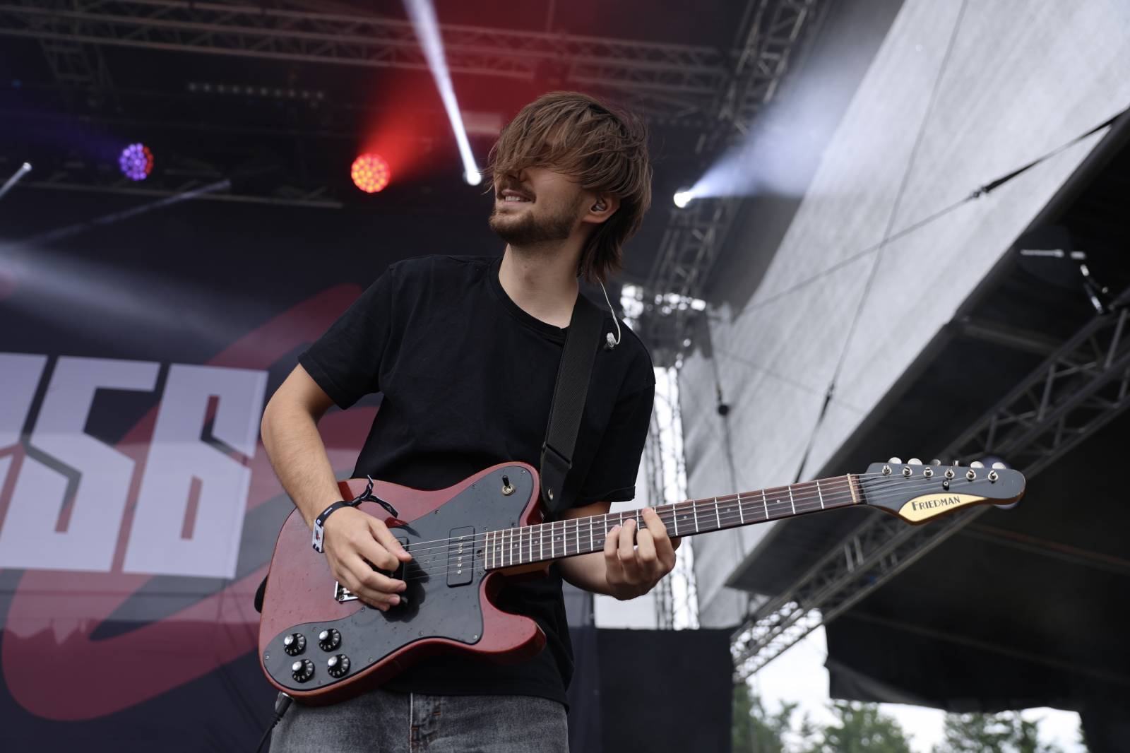 Kabát na Rožmberku vsadil na osvědčené hity, do davu hodil podepsaný klobouk. Wanastowi Vjecy si na přídavek pozvali Lucii