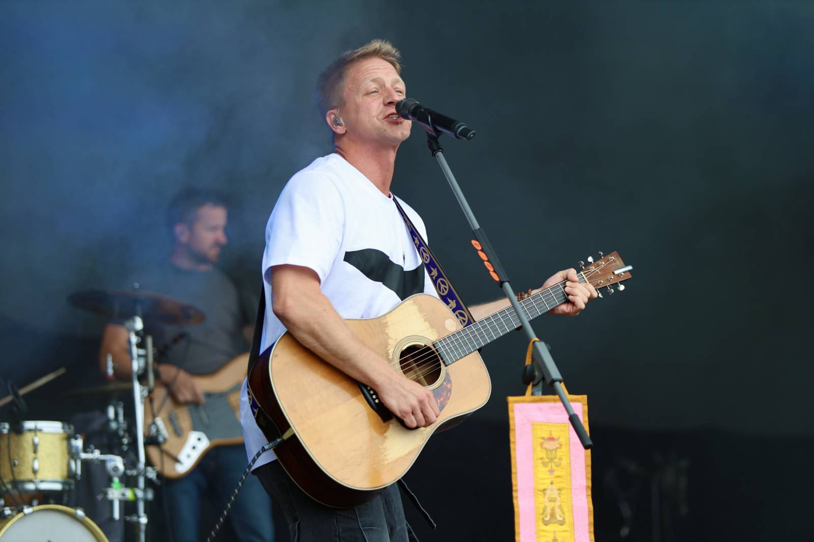 Kabát na Rožmberku vsadil na osvědčené hity, do davu hodil podepsaný klobouk. Wanastowi Vjecy si na přídavek pozvali Lucii