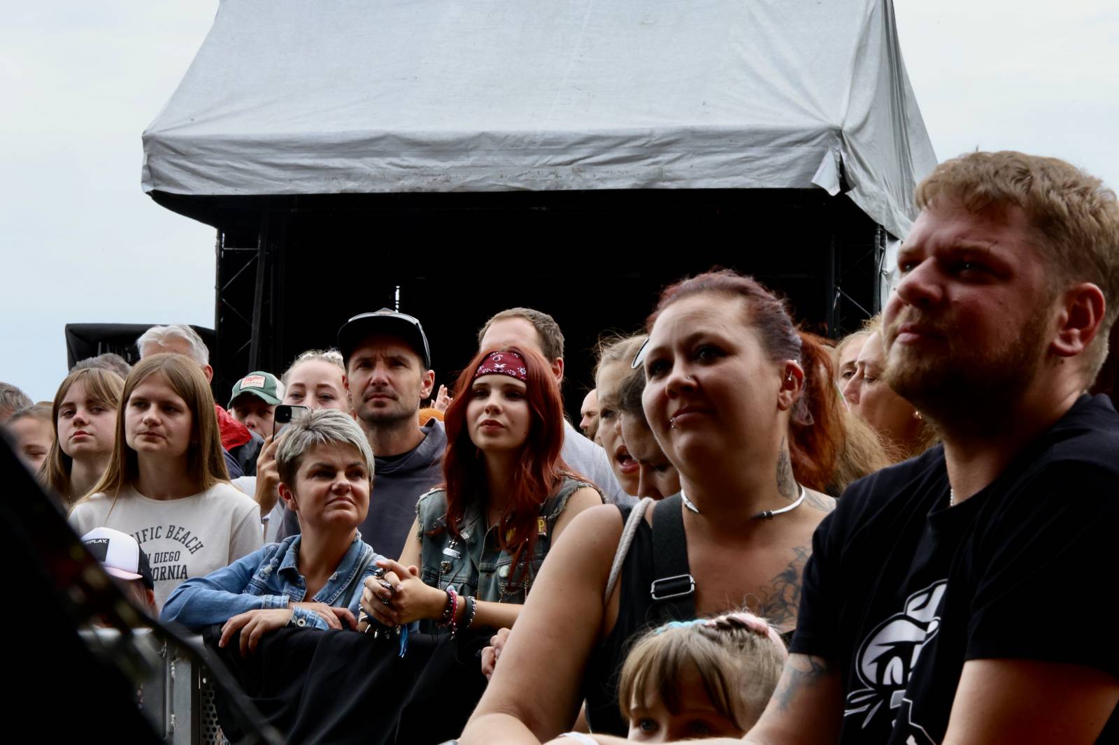 Kabát na Rožmberku vsadil na osvědčené hity, do davu hodil podepsaný klobouk. Wanastowi Vjecy si na přídavek pozvali Lucii