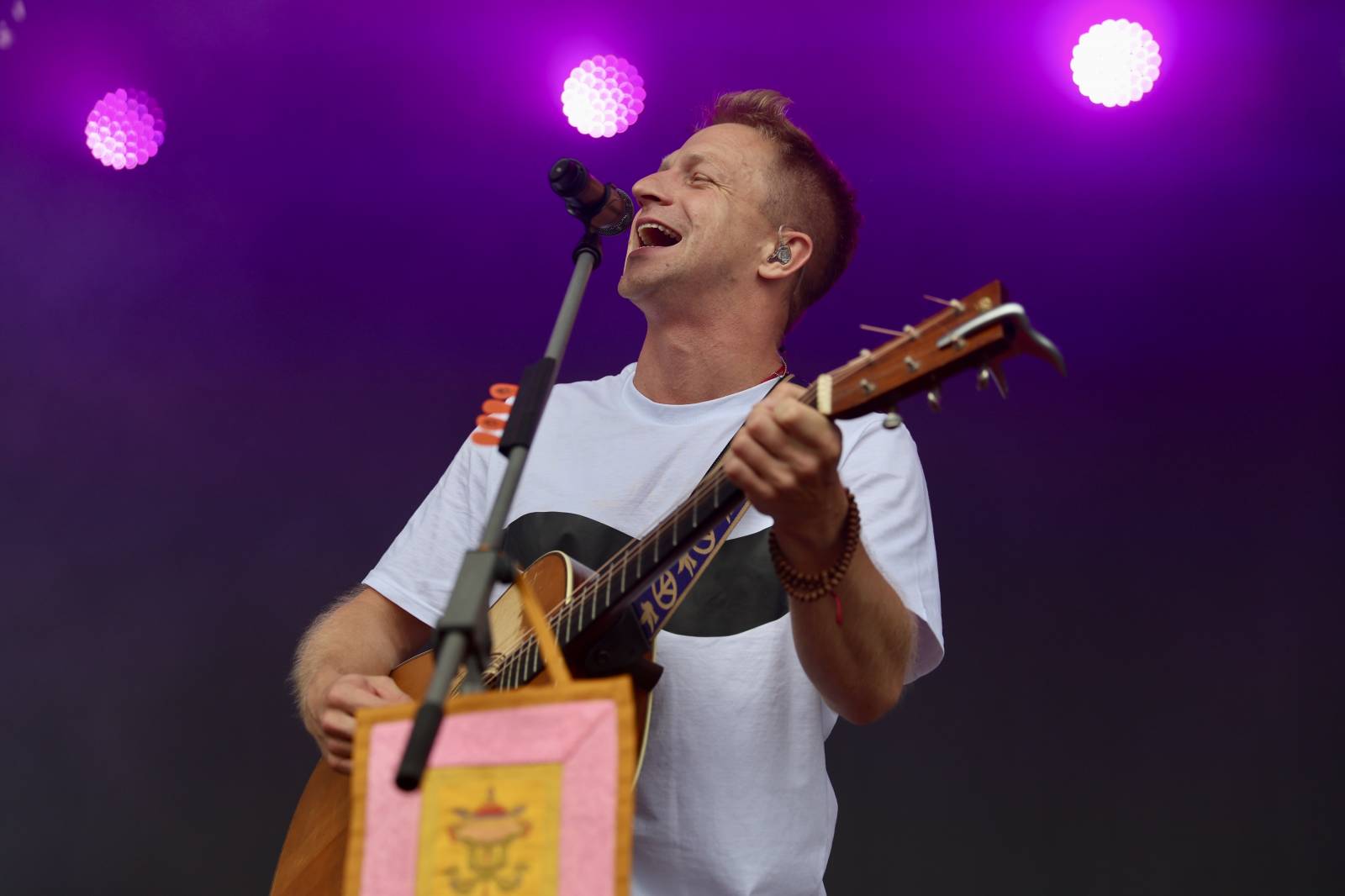 Kabát na Rožmberku vsadil na osvědčené hity, do davu hodil podepsaný klobouk. Wanastowi Vjecy si na přídavek pozvali Lucii