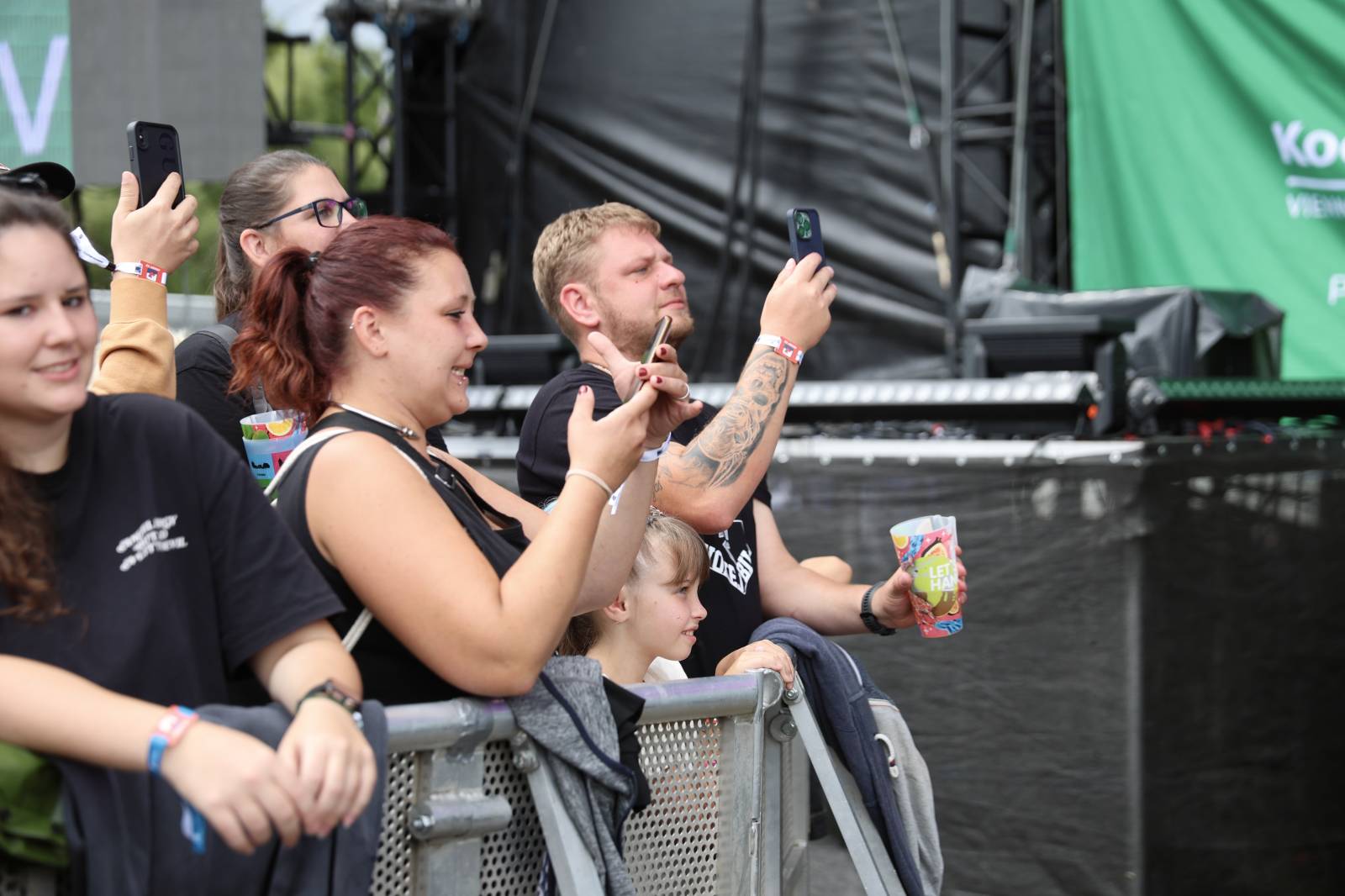Kabát na Rožmberku vsadil na osvědčené hity, do davu hodil podepsaný klobouk. Wanastowi Vjecy si na přídavek pozvali Lucii