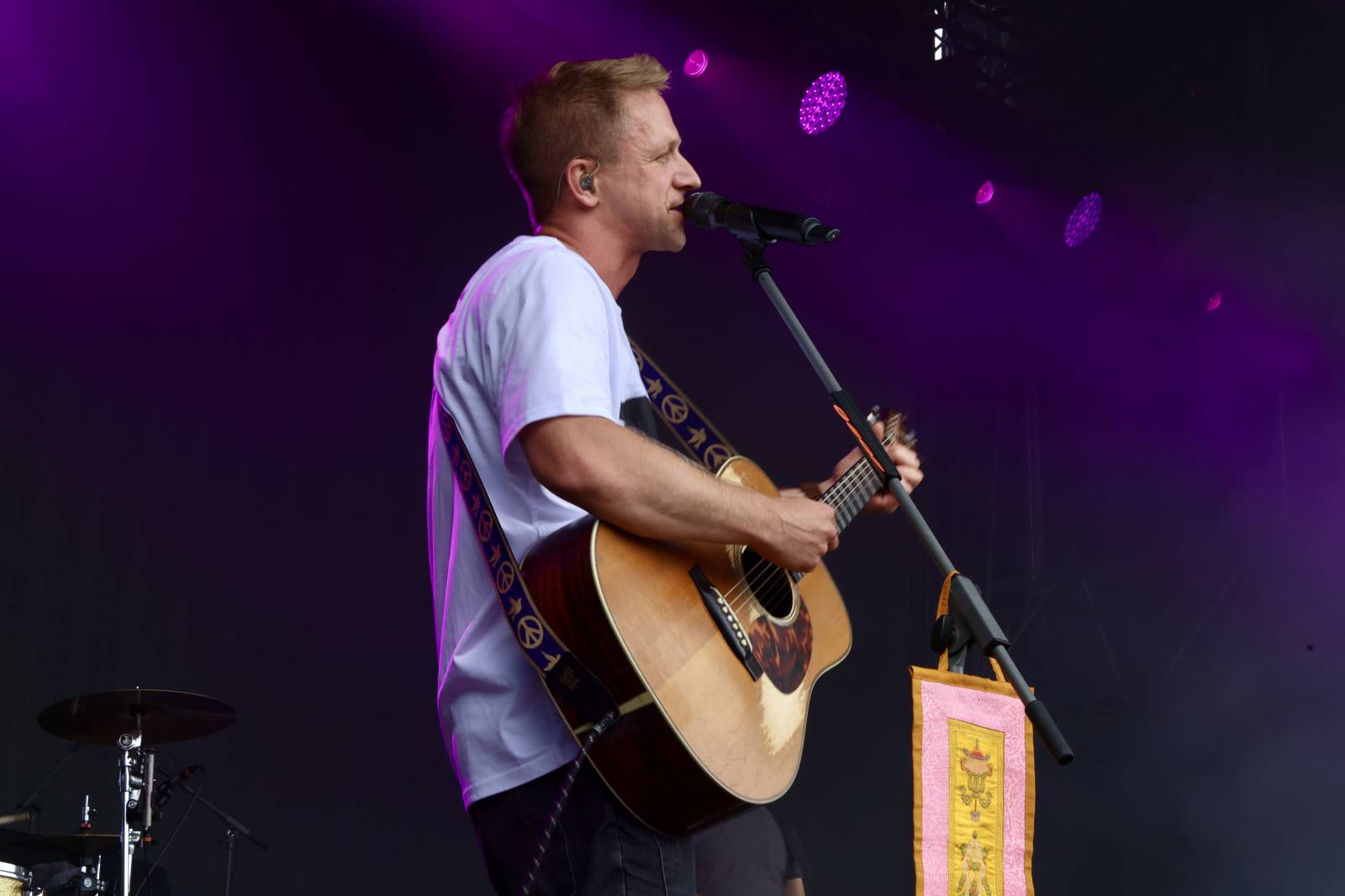 Kabát na Rožmberku vsadil na osvědčené hity, do davu hodil podepsaný klobouk. Wanastowi Vjecy si na přídavek pozvali Lucii