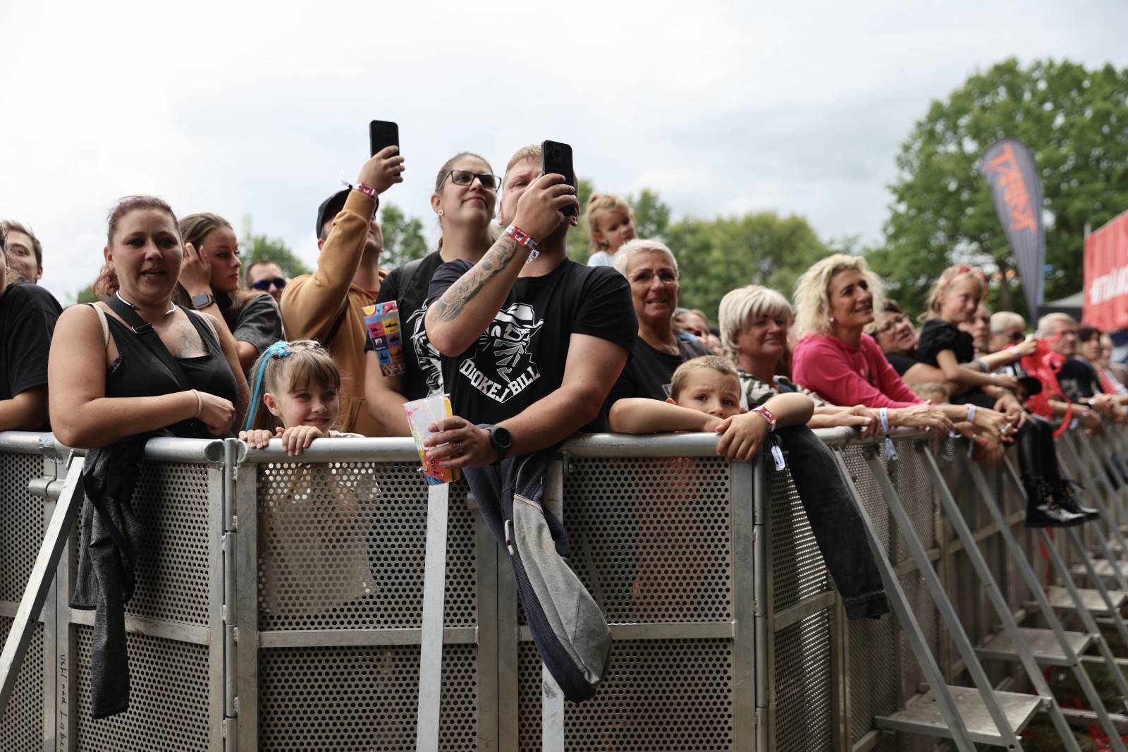 Kabát na Rožmberku vsadil na osvědčené hity, do davu hodil podepsaný klobouk. Wanastowi Vjecy si na přídavek pozvali Lucii