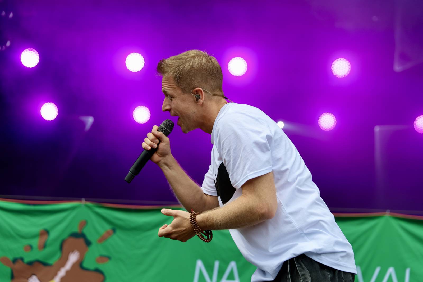 Kabát na Rožmberku vsadil na osvědčené hity, do davu hodil podepsaný klobouk. Wanastowi Vjecy si na přídavek pozvali Lucii