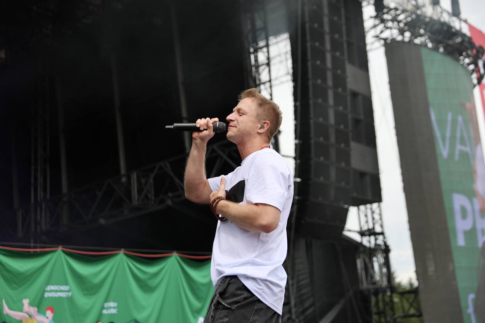 Kabát na Rožmberku vsadil na osvědčené hity, do davu hodil podepsaný klobouk. Wanastowi Vjecy si na přídavek pozvali Lucii