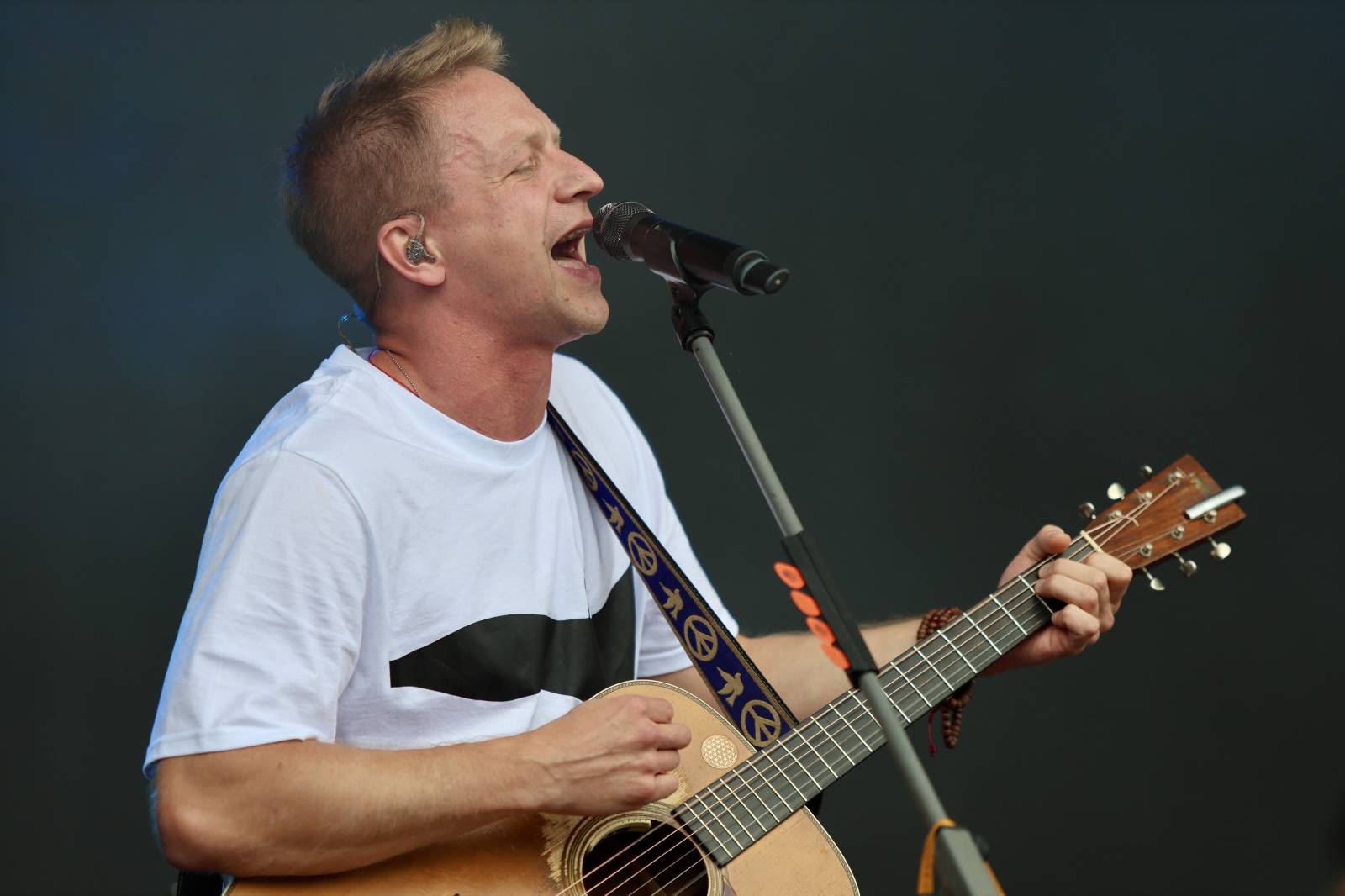 Kabát na Rožmberku vsadil na osvědčené hity, do davu hodil podepsaný klobouk. Wanastowi Vjecy si na přídavek pozvali Lucii