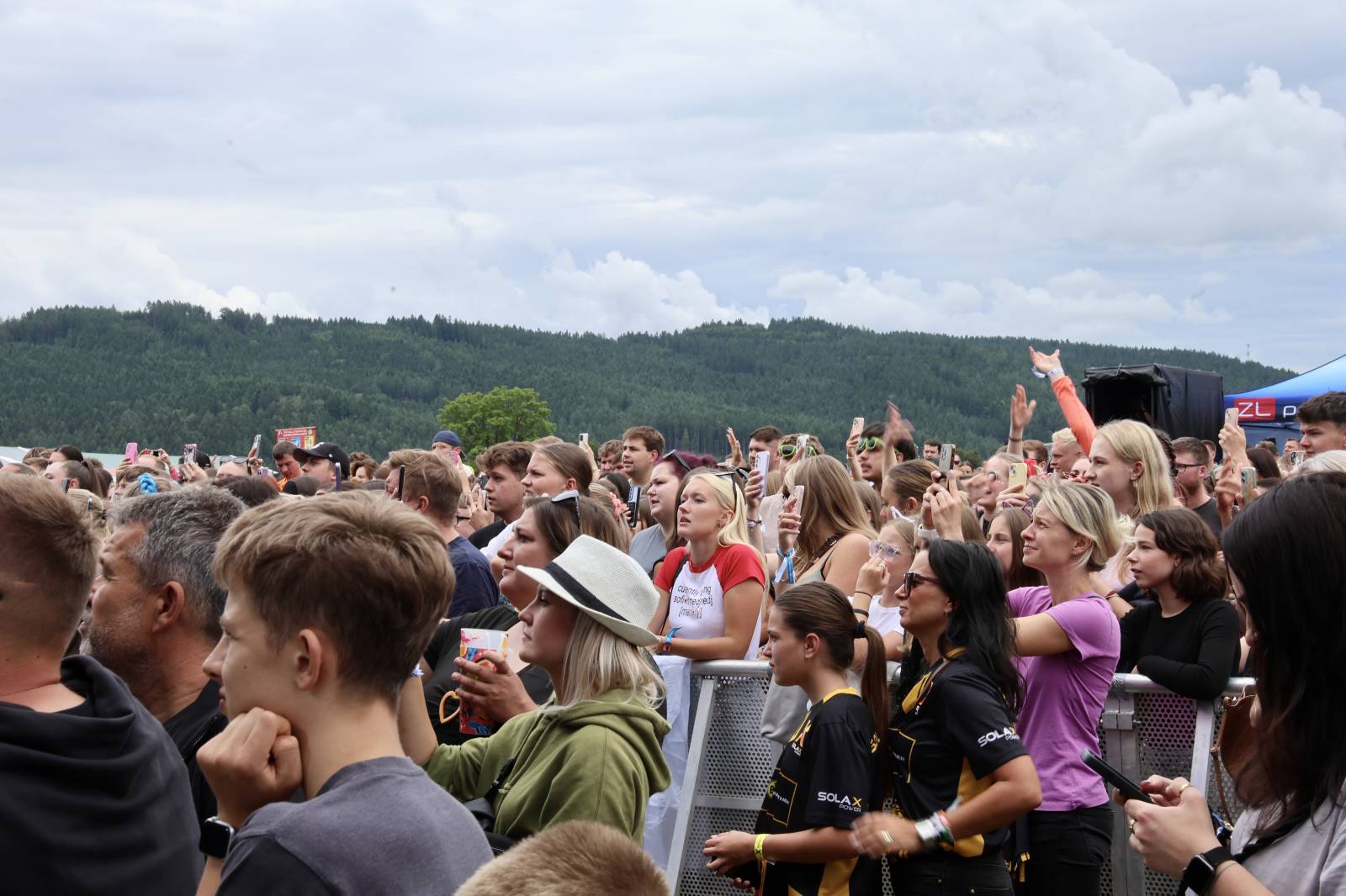Kabát na Rožmberku vsadil na osvědčené hity, do davu hodil podepsaný klobouk. Wanastowi Vjecy si na přídavek pozvali Lucii