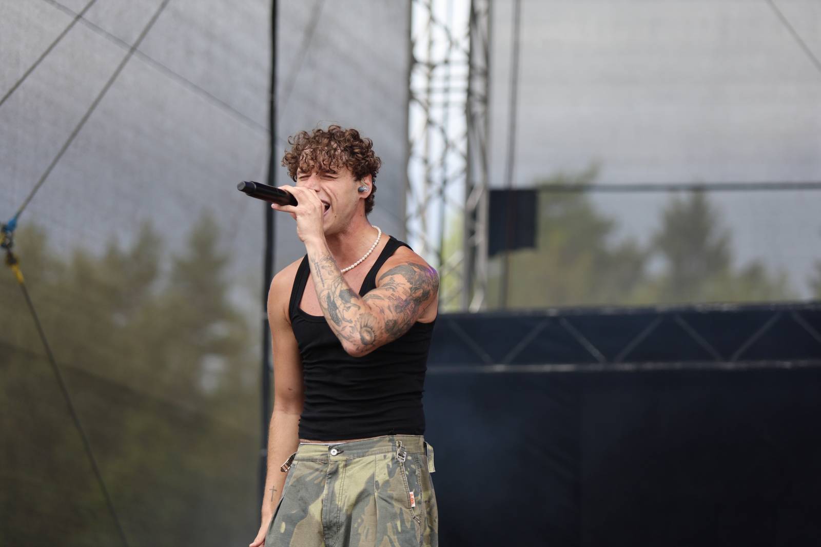 Kabát na Rožmberku vsadil na osvědčené hity, do davu hodil podepsaný klobouk. Wanastowi Vjecy si na přídavek pozvali Lucii