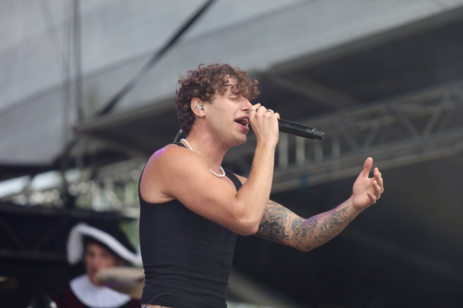 Kabát na Rožmberku vsadil na osvědčené hity, do davu hodil podepsaný klobouk. Wanastowi Vjecy si na přídavek pozvali Lucii