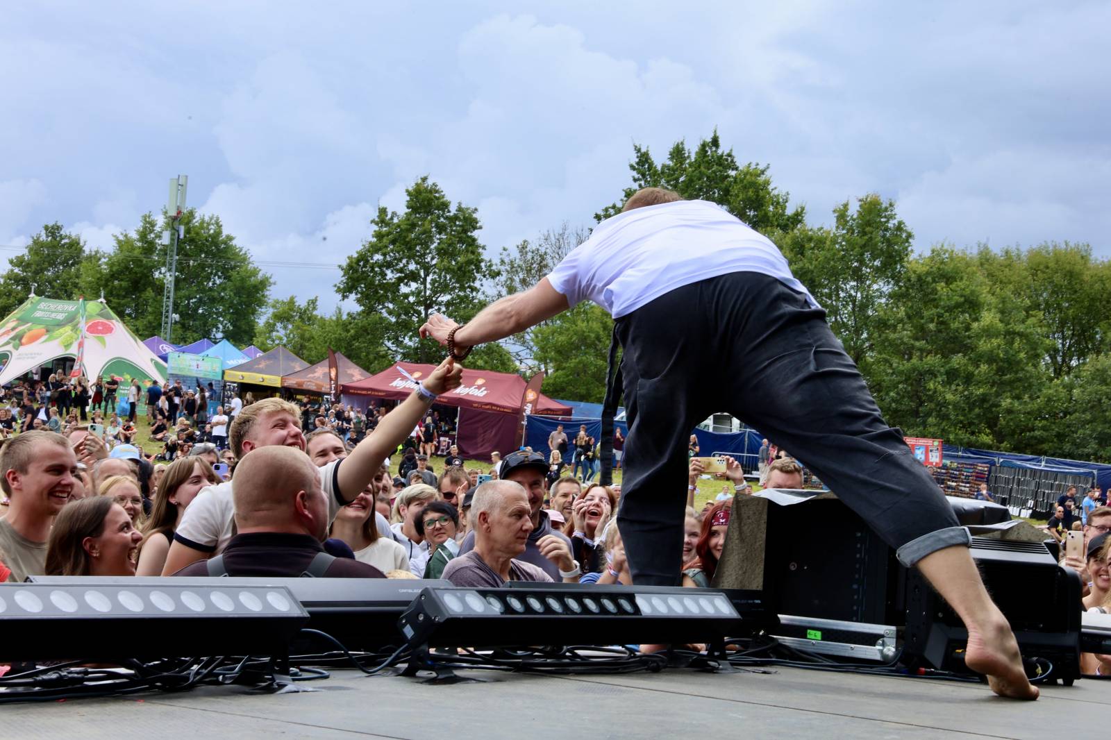 Kabát na Rožmberku vsadil na osvědčené hity, do davu hodil podepsaný klobouk. Wanastowi Vjecy si na přídavek pozvali Lucii