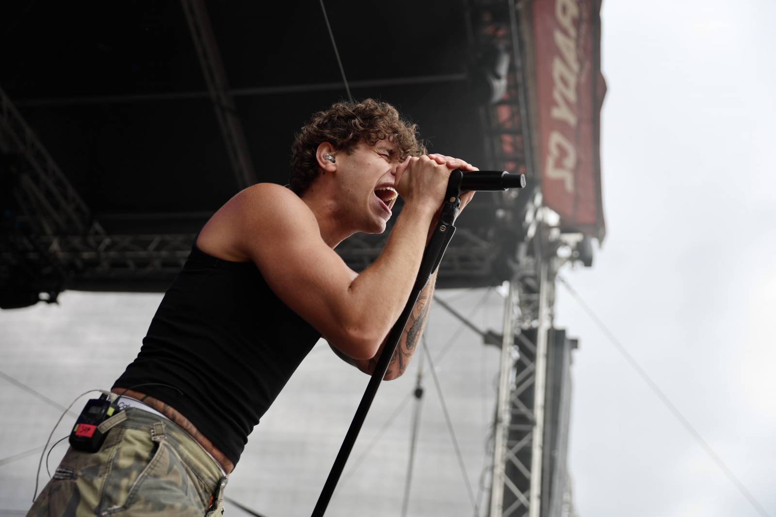 Kabát na Rožmberku vsadil na osvědčené hity, do davu hodil podepsaný klobouk. Wanastowi Vjecy si na přídavek pozvali Lucii