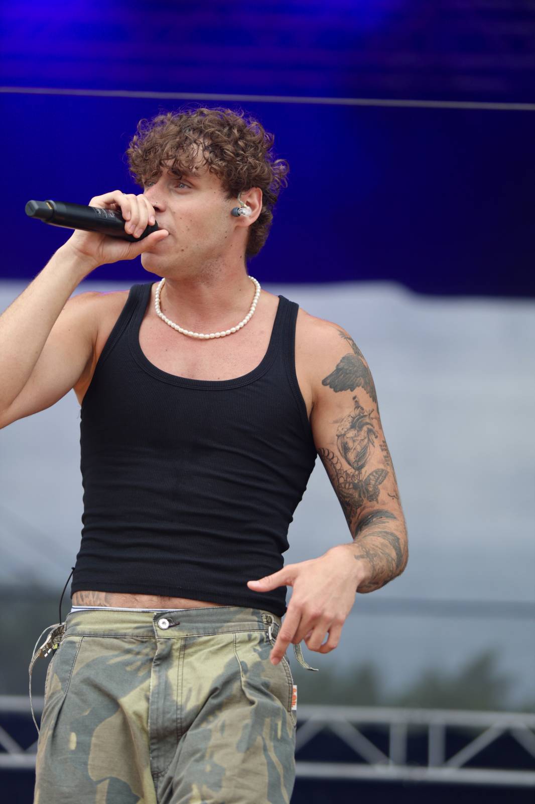 Kabát na Rožmberku vsadil na osvědčené hity, do davu hodil podepsaný klobouk. Wanastowi Vjecy si na přídavek pozvali Lucii