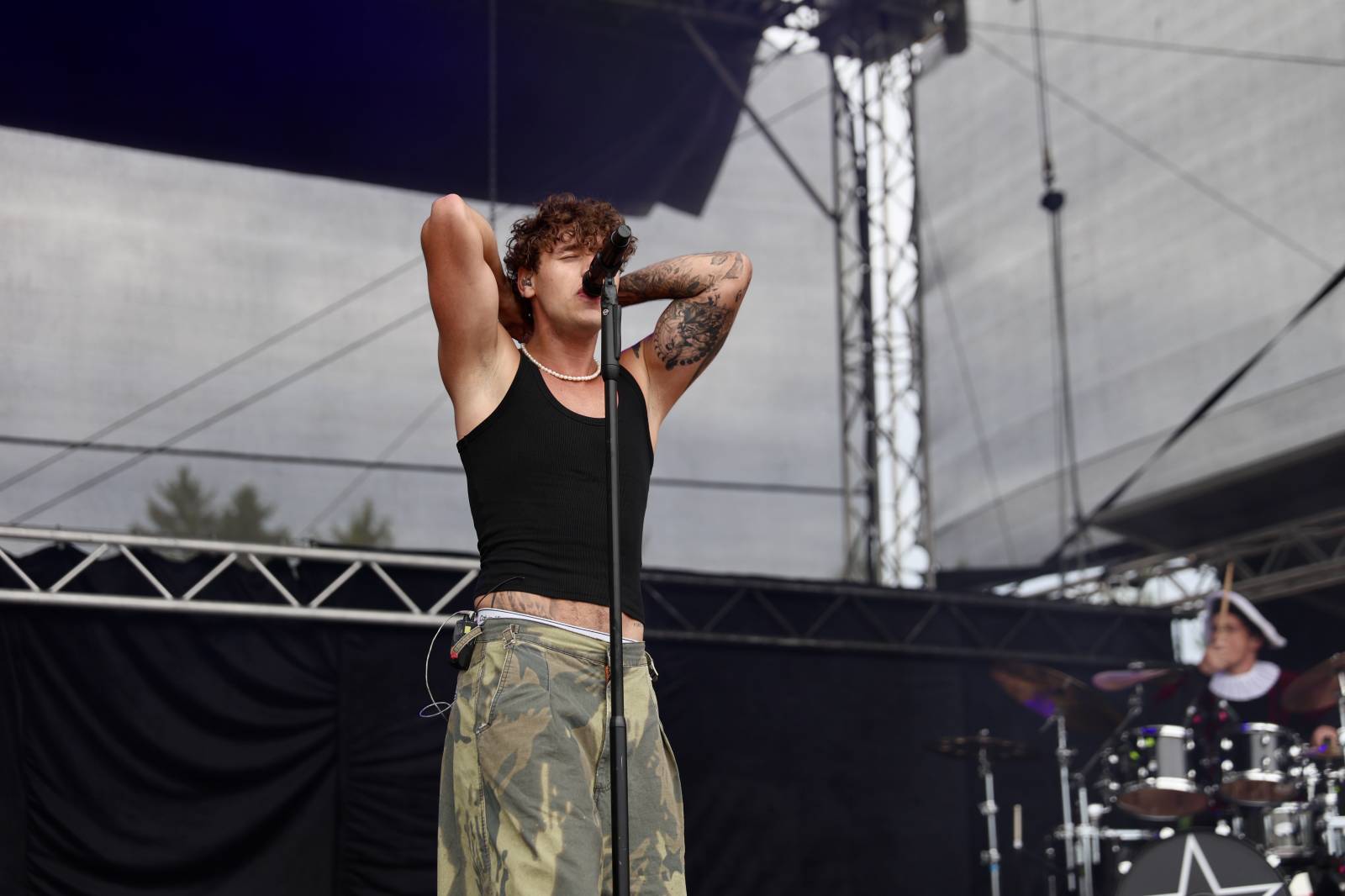 Kabát na Rožmberku vsadil na osvědčené hity, do davu hodil podepsaný klobouk. Wanastowi Vjecy si na přídavek pozvali Lucii