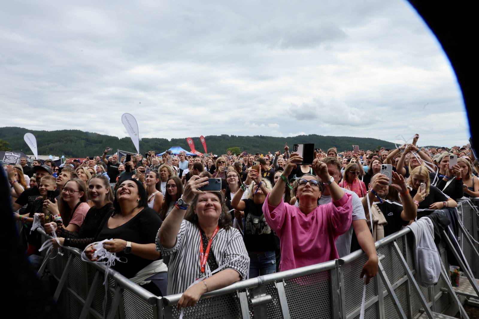 Kabát na Rožmberku vsadil na osvědčené hity, do davu hodil podepsaný klobouk. Wanastowi Vjecy si na přídavek pozvali Lucii