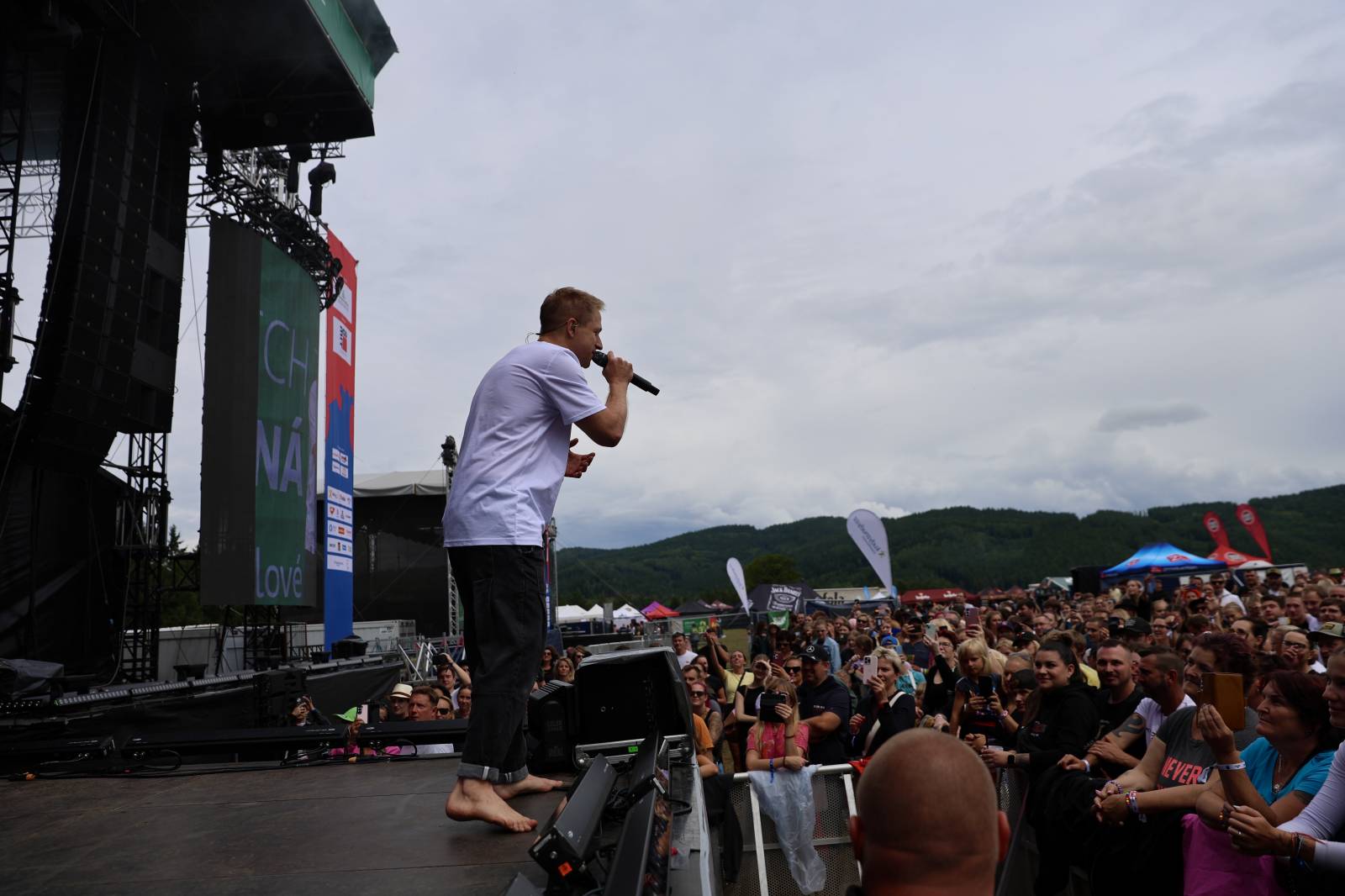 Kabát na Rožmberku vsadil na osvědčené hity, do davu hodil podepsaný klobouk. Wanastowi Vjecy si na přídavek pozvali Lucii