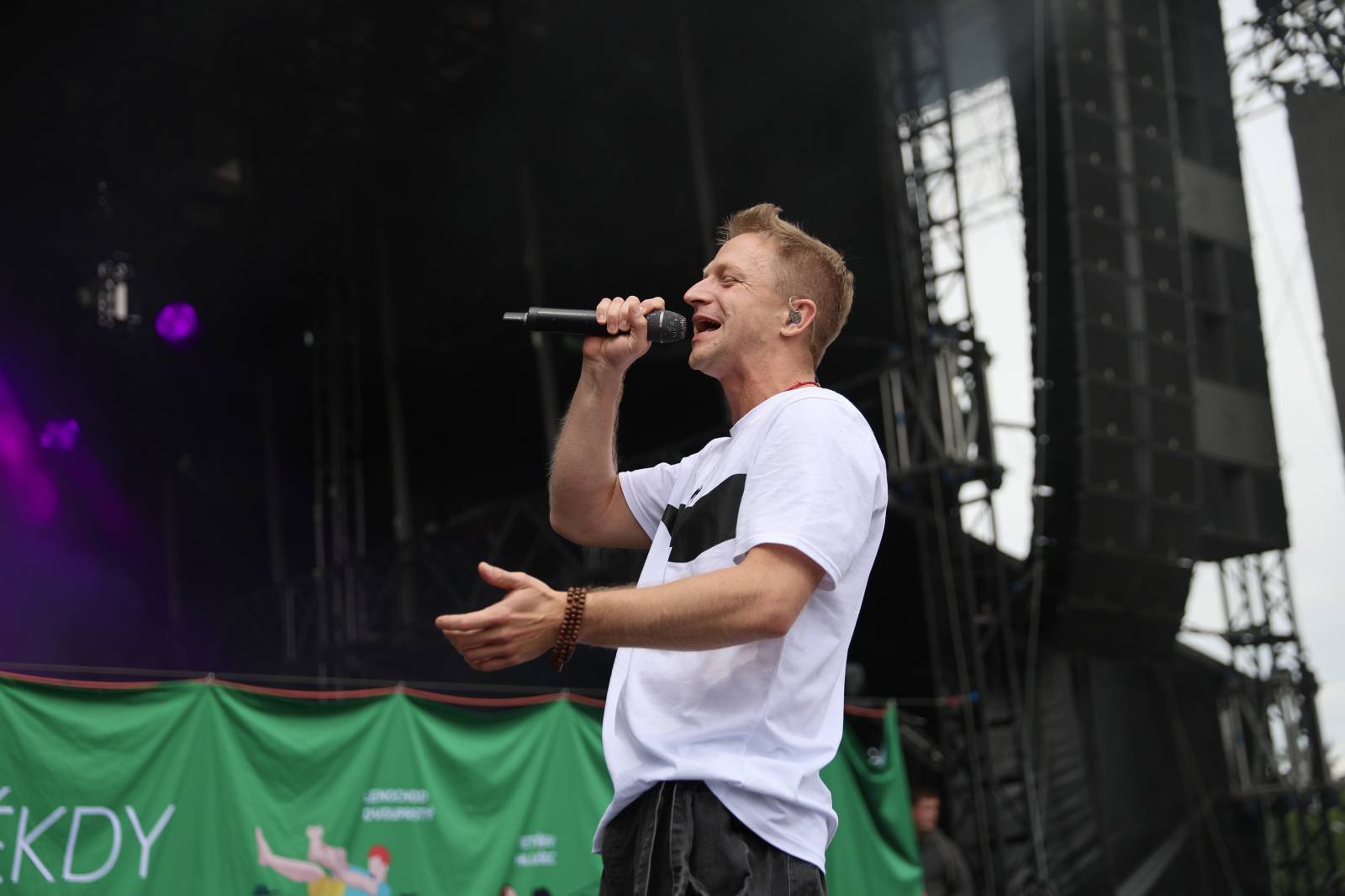 Kabát na Rožmberku vsadil na osvědčené hity, do davu hodil podepsaný klobouk. Wanastowi Vjecy si na přídavek pozvali Lucii