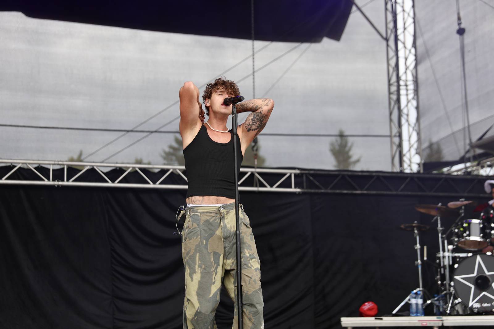 Kabát na Rožmberku vsadil na osvědčené hity, do davu hodil podepsaný klobouk. Wanastowi Vjecy si na přídavek pozvali Lucii