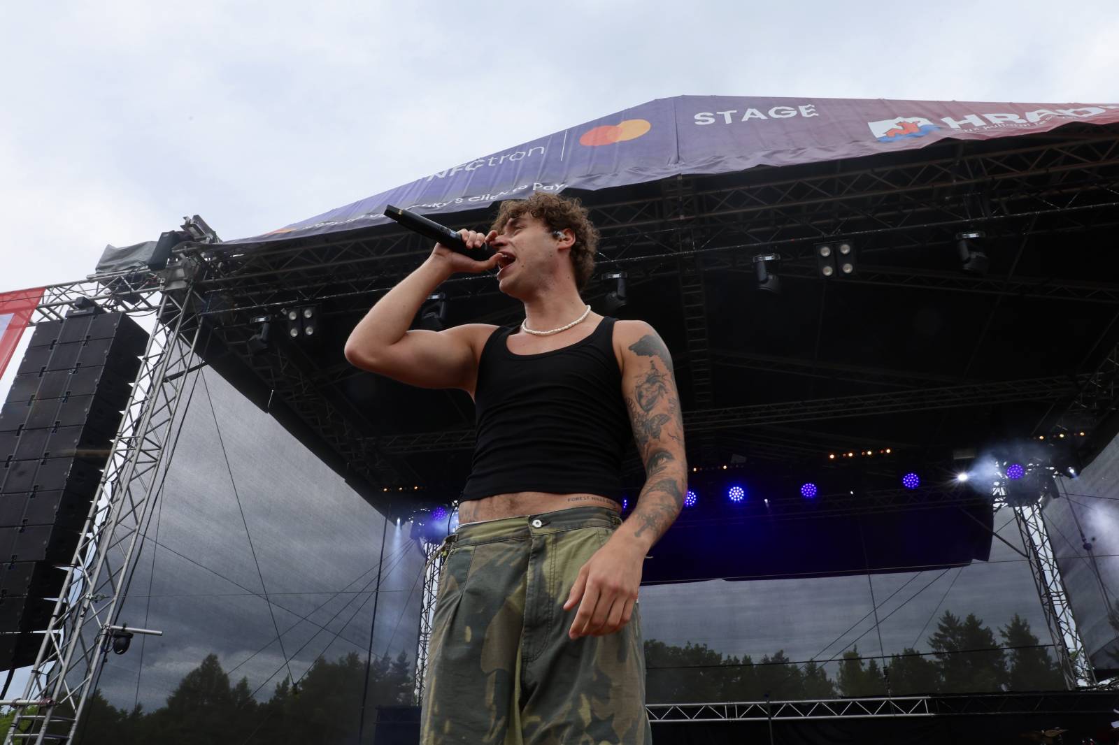 Kabát na Rožmberku vsadil na osvědčené hity, do davu hodil podepsaný klobouk. Wanastowi Vjecy si na přídavek pozvali Lucii