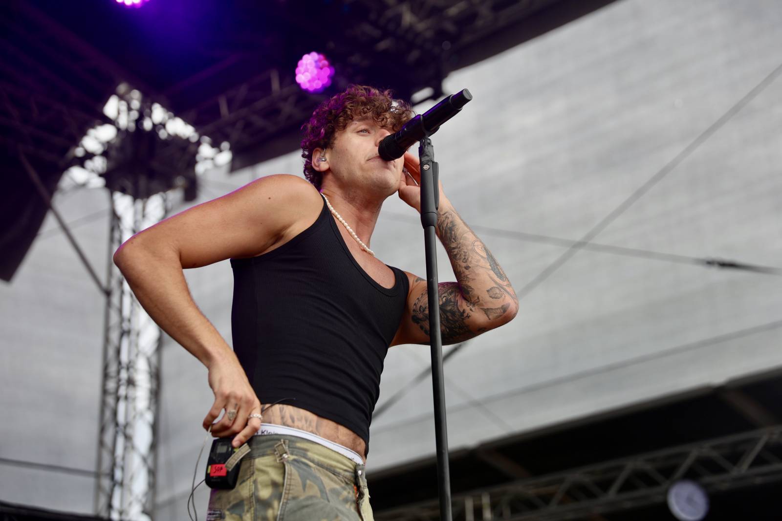 Kabát na Rožmberku vsadil na osvědčené hity, do davu hodil podepsaný klobouk. Wanastowi Vjecy si na přídavek pozvali Lucii