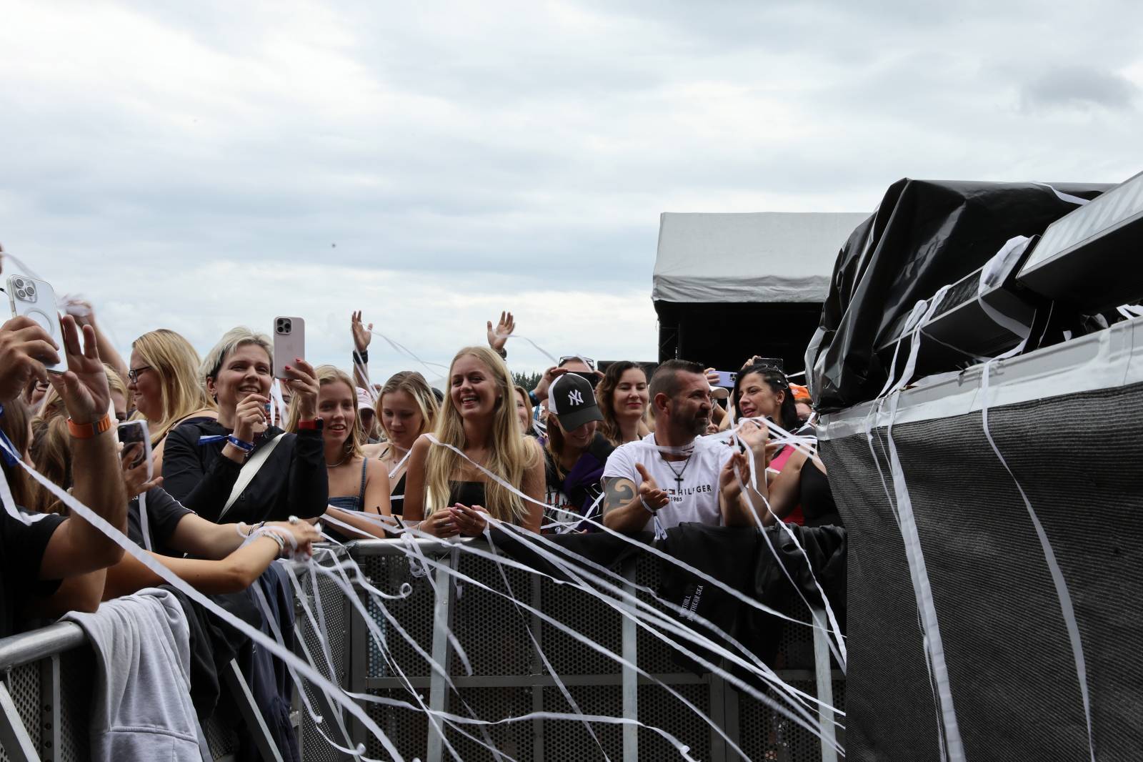 Kabát na Rožmberku vsadil na osvědčené hity, do davu hodil podepsaný klobouk. Wanastowi Vjecy si na přídavek pozvali Lucii