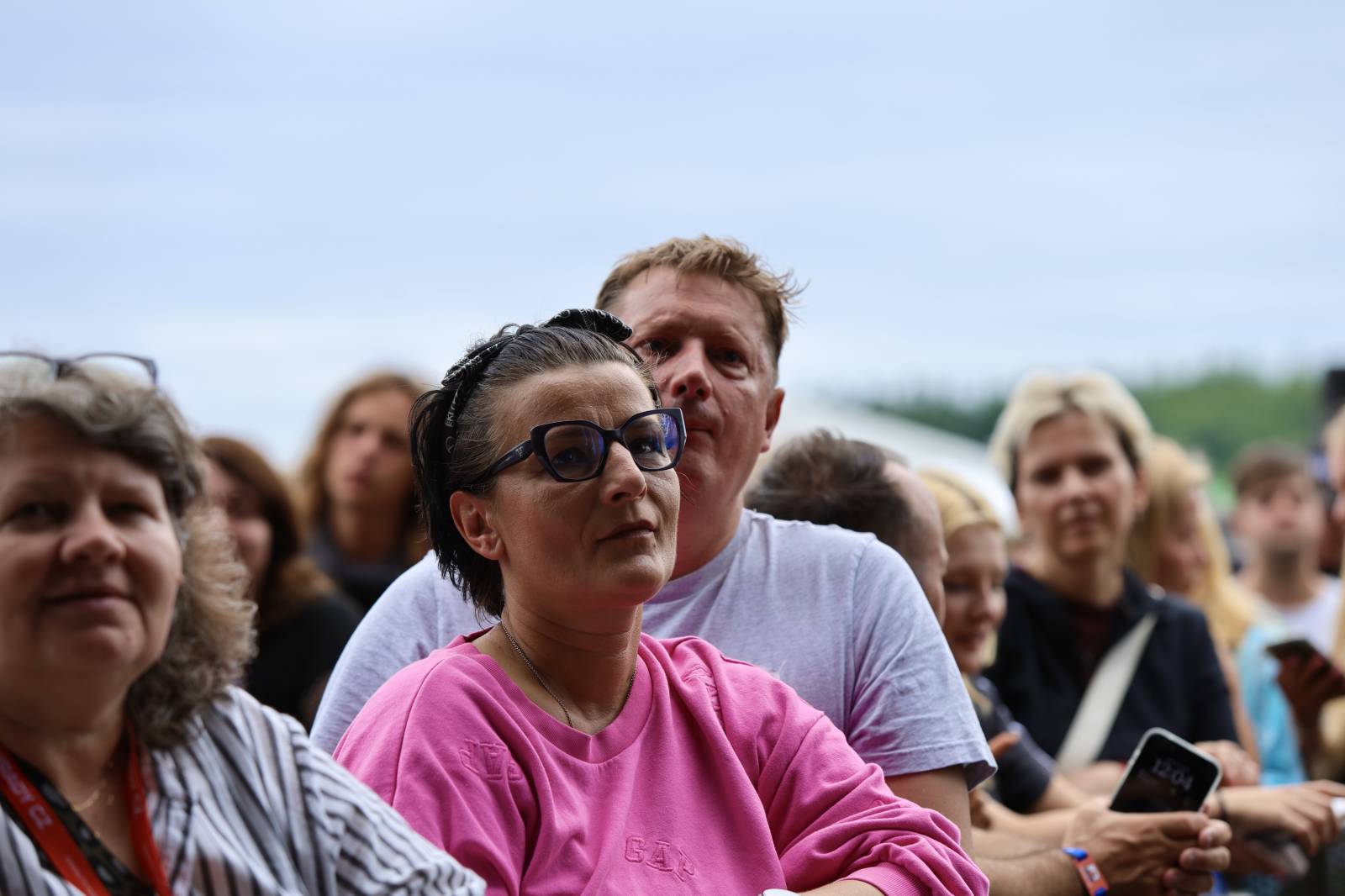 Kabát na Rožmberku vsadil na osvědčené hity, do davu hodil podepsaný klobouk. Wanastowi Vjecy si na přídavek pozvali Lucii