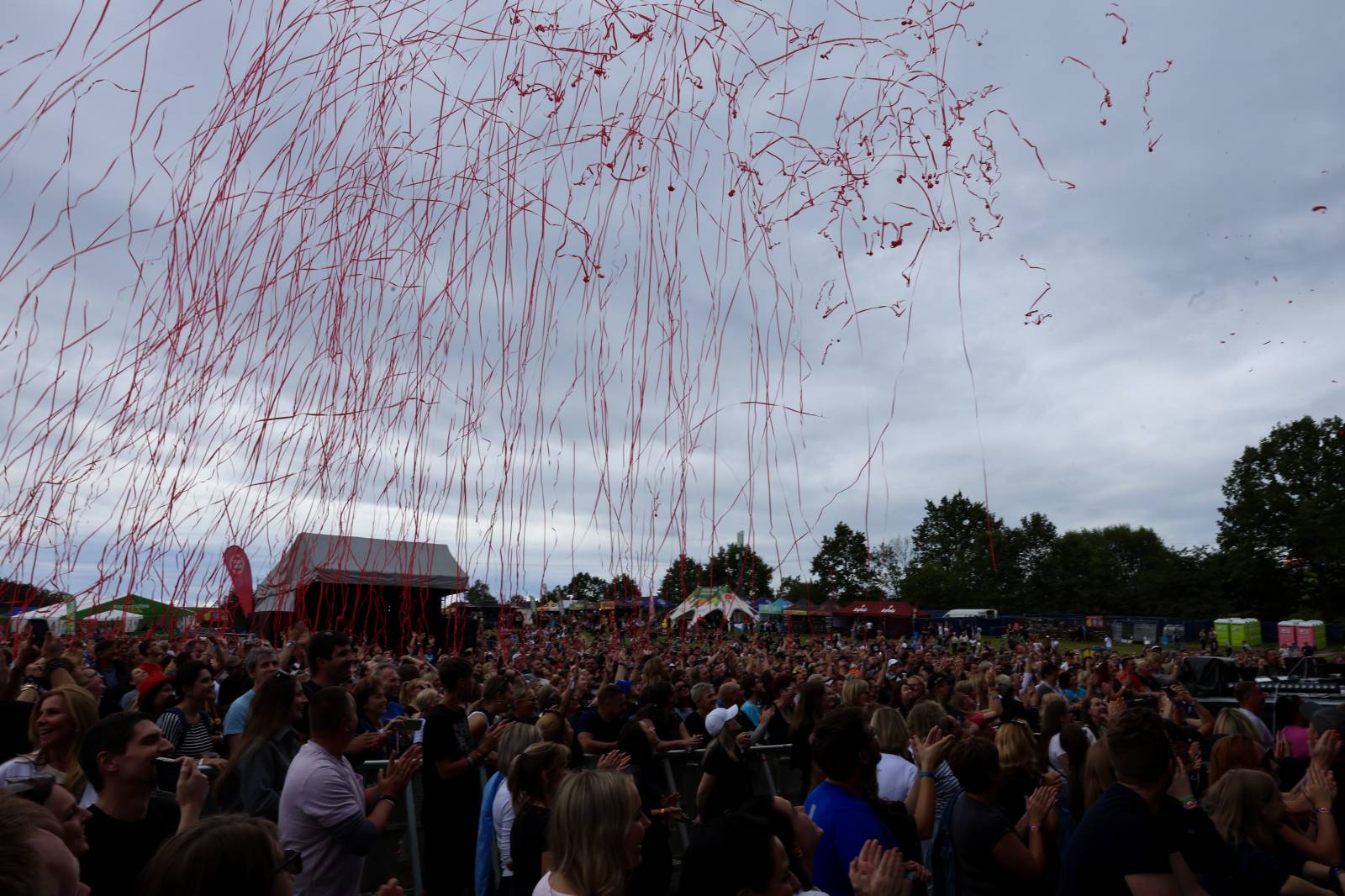 Kabát na Rožmberku vsadil na osvědčené hity, do davu hodil podepsaný klobouk. Wanastowi Vjecy si na přídavek pozvali Lucii