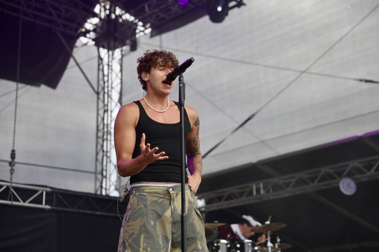 Kabát na Rožmberku vsadil na osvědčené hity, do davu hodil podepsaný klobouk. Wanastowi Vjecy si na přídavek pozvali Lucii